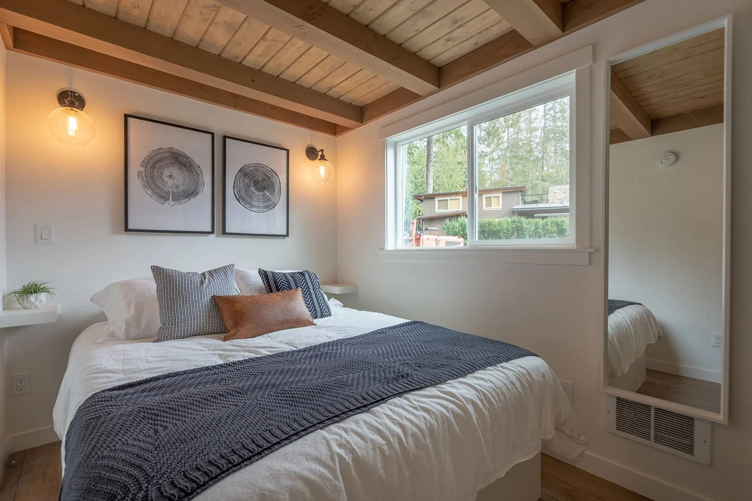 15_Coastal-Tiny_Bellevue-Park-Model_DispalyModel-68-01.jpg
