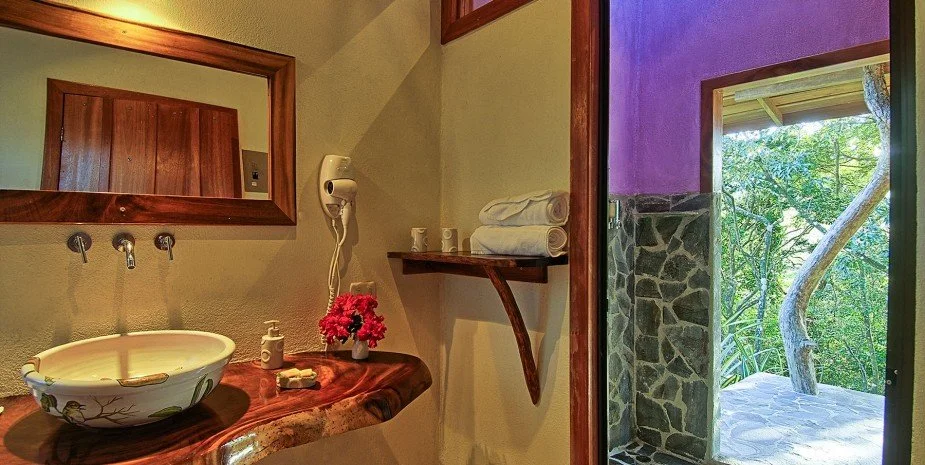 hamsa-bathroom-925x465.jpg (Copy)
