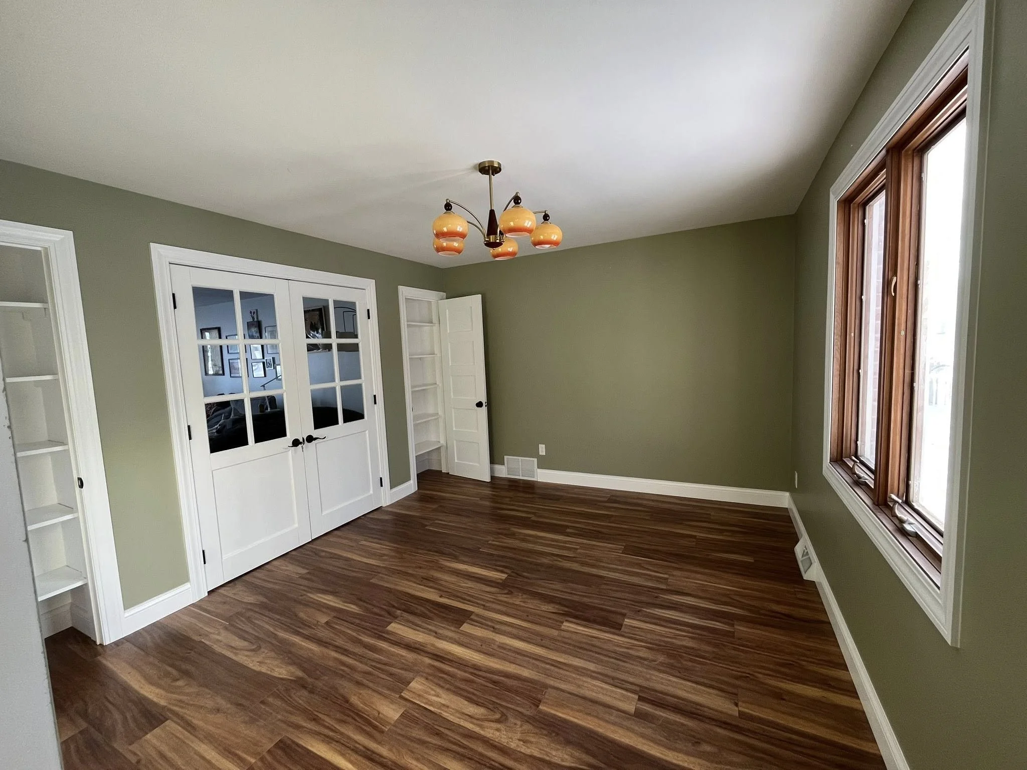 Living Room Pic 2.jpg