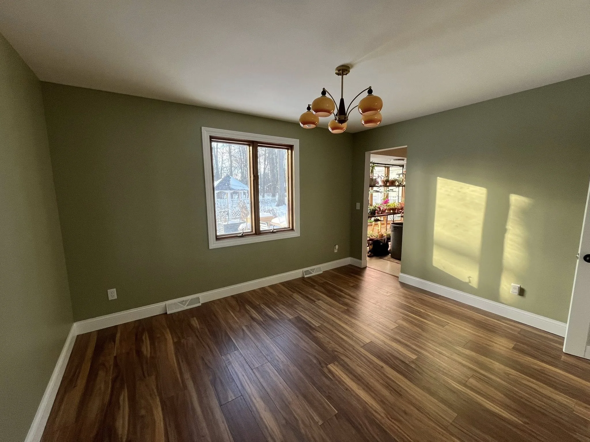 Living Room Pic 3.jpg