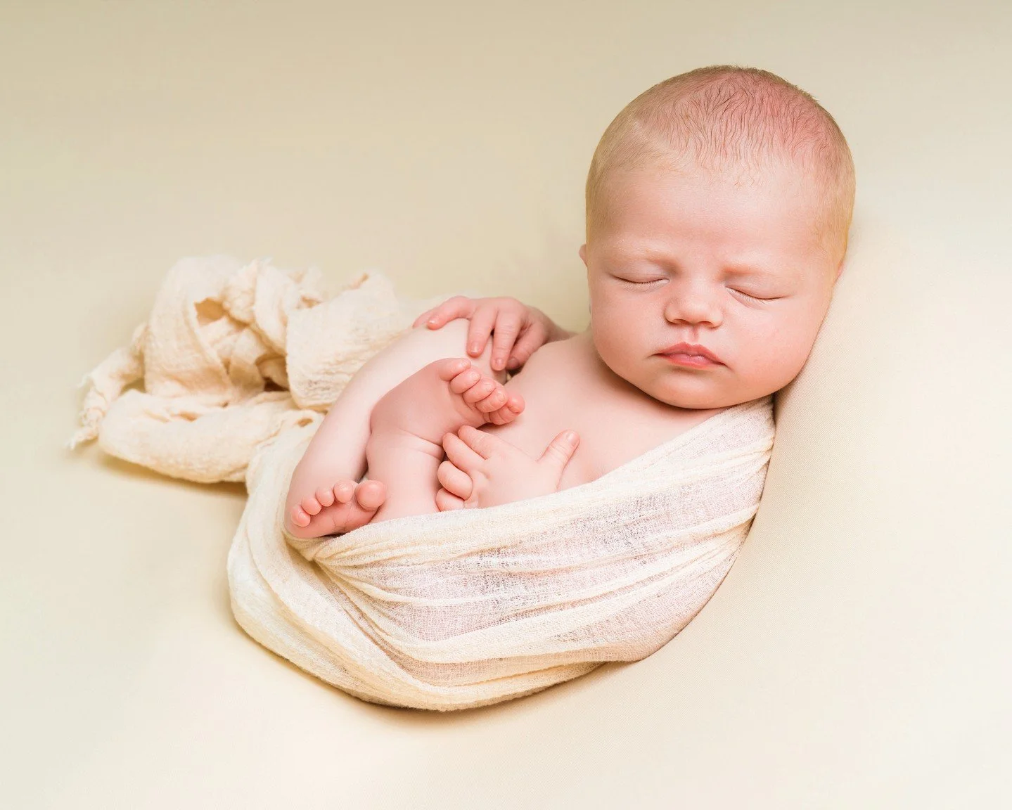 What should my newborn wear for their session? 👶
One of the questions we're asked most often!
The good news is that you don't need to buy anything special. In fact, some of the most beautiful newborn portraits are the simplest ones.
The studio is st