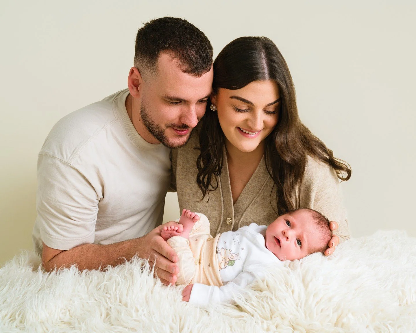 The easiest outfit formula for family photos 👌
If you&rsquo;ve no idea where to start with outfits, honestly keep it simple:
 &bull; Pick 2&ndash;3 colours
 &bull; Keep tones soft or neutral
 &bull; Plain clothes work best
 &bull; Co-ordinate rather