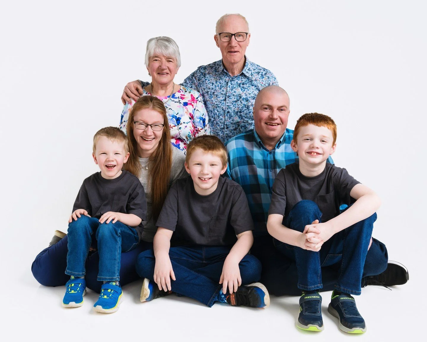 Ah this lovely family were good craic 😂💕
Three boys, three completely different personalities, and approximately 0.4 seconds between sensible photos and total chaos 😅
Loved this session though. Proper happy family vibes the whole way through and t
