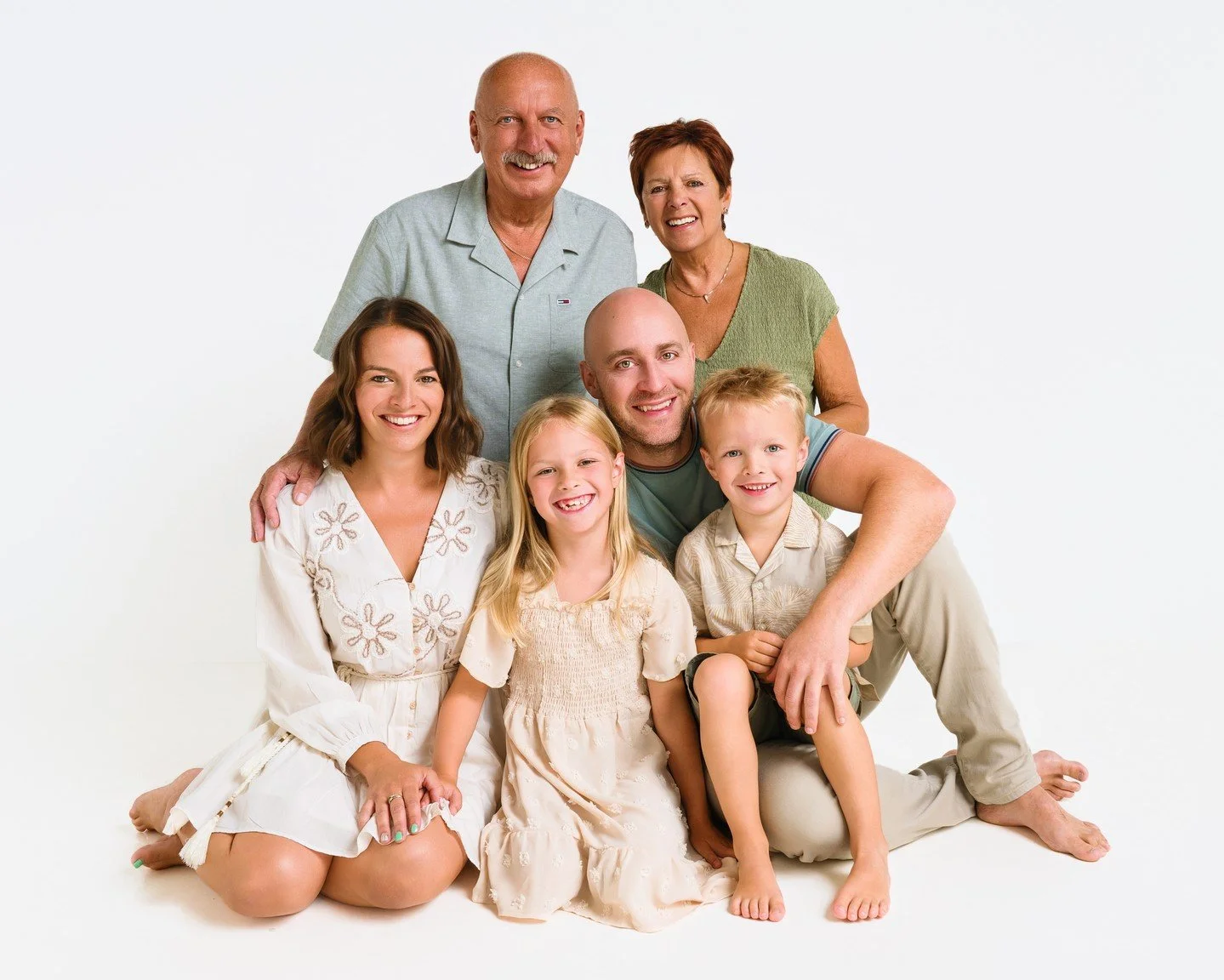 There's something so special about capturing generations of love and connection in one frame 📸👪 Not only does shooting generational family portraits give us the opportunity to freeze moments in time, but it also allows us to see the beautiful bonds