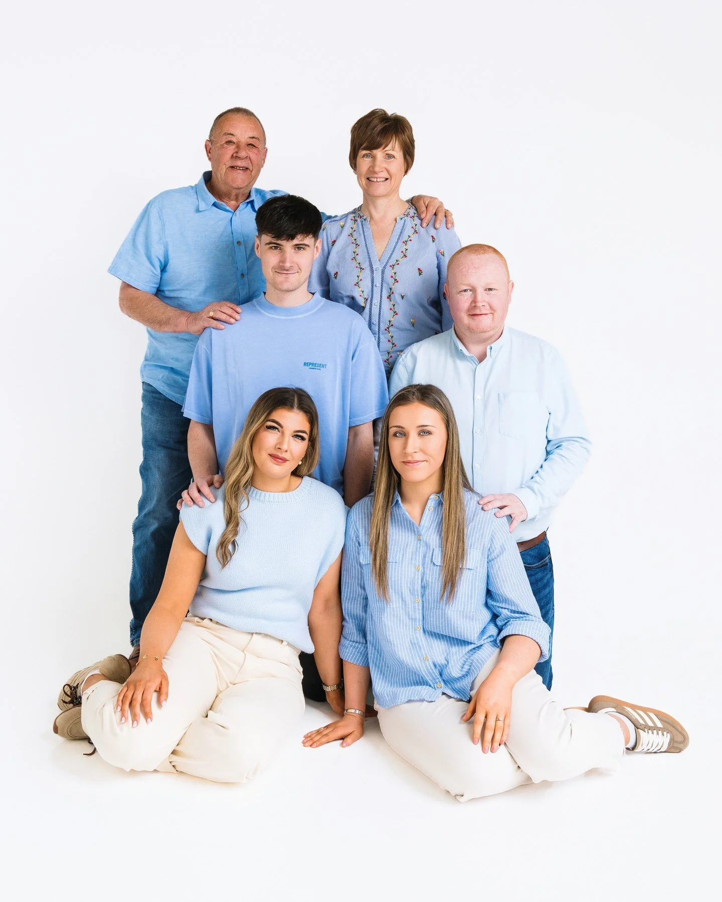Really loved this session!
Such a lovely family and those blues worked so well together against a variety of backgrounds 👌🏻
Can we also take a moment to appreciate the effort it takes getting six people together and co-ordinated for a photo shoot??