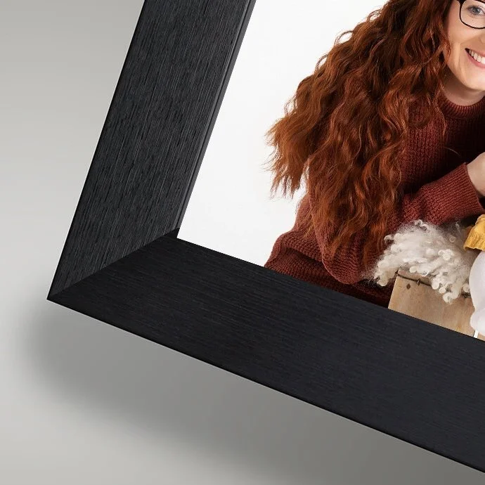 Black desk frame with a family portrait