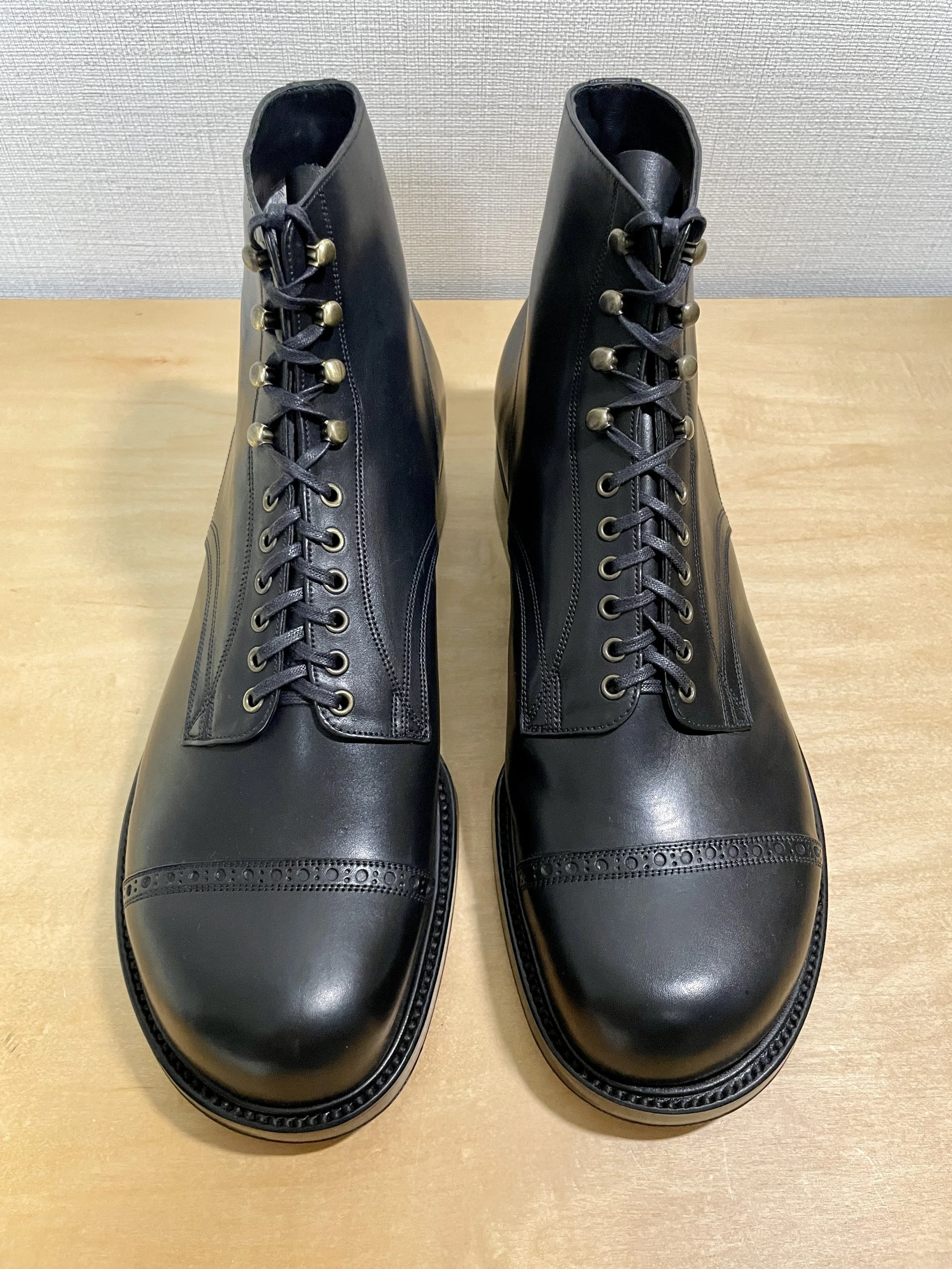 5th Prototype: Viewed from the front, the broad, rounded forefoot reflects the proportions of the Munson-influenced last developed for Product No.1.