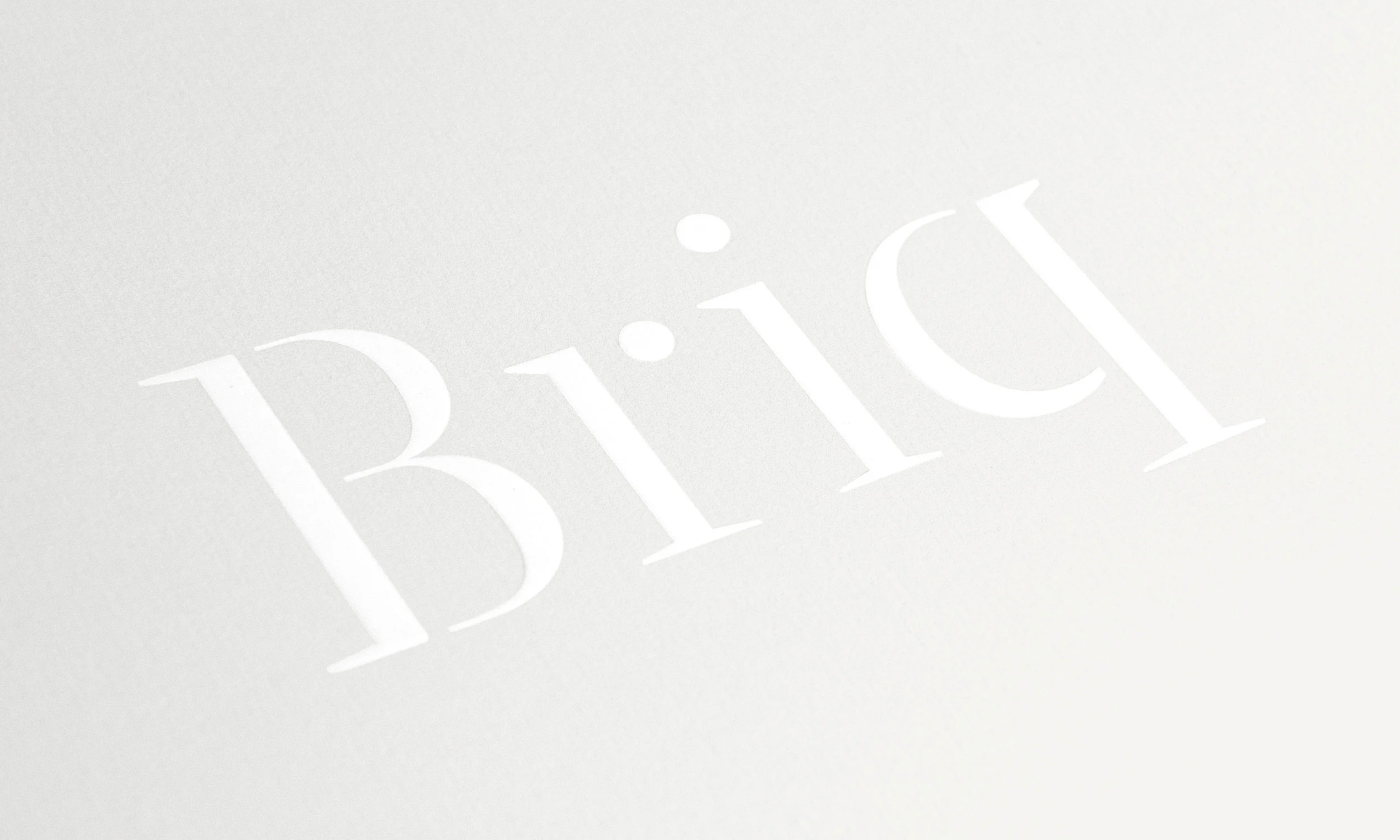  High-end production techniques including a white foil with emboss on the cover, exemplify the premium nature of Briq. 