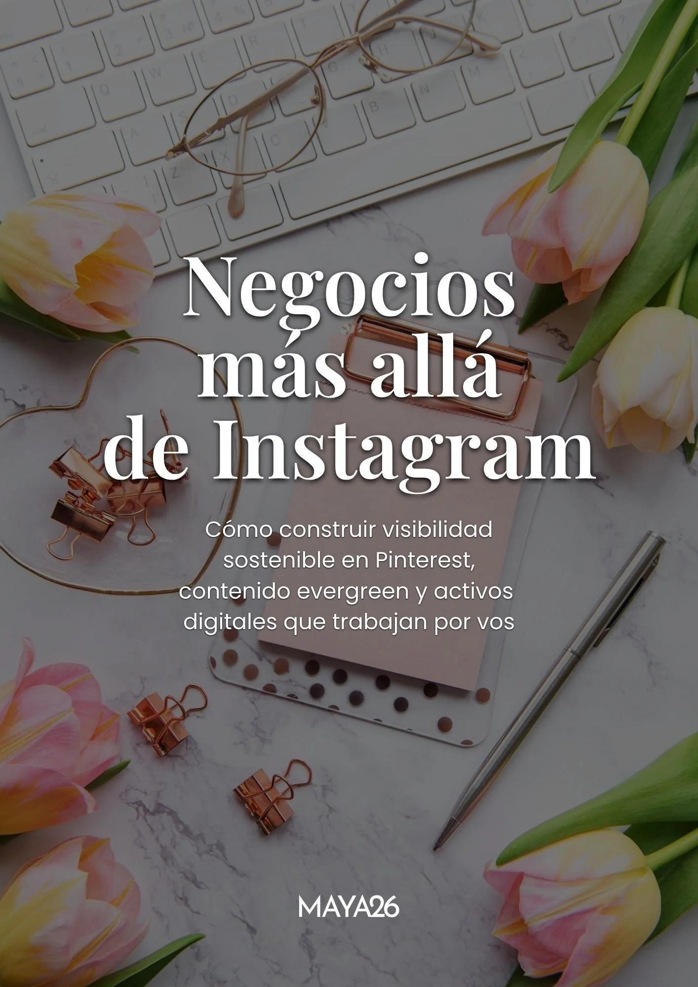 Teléfono, gafas, flores, clips, papel, y bolígrafo sobre un escritorio de mármol. Texto que dice 'Negocios más allá de Instagram. Cómo construir visibilidad sostenible en Pinterest, contenido evergreen y activos digitales que trabajan por vos. MAYA26'.