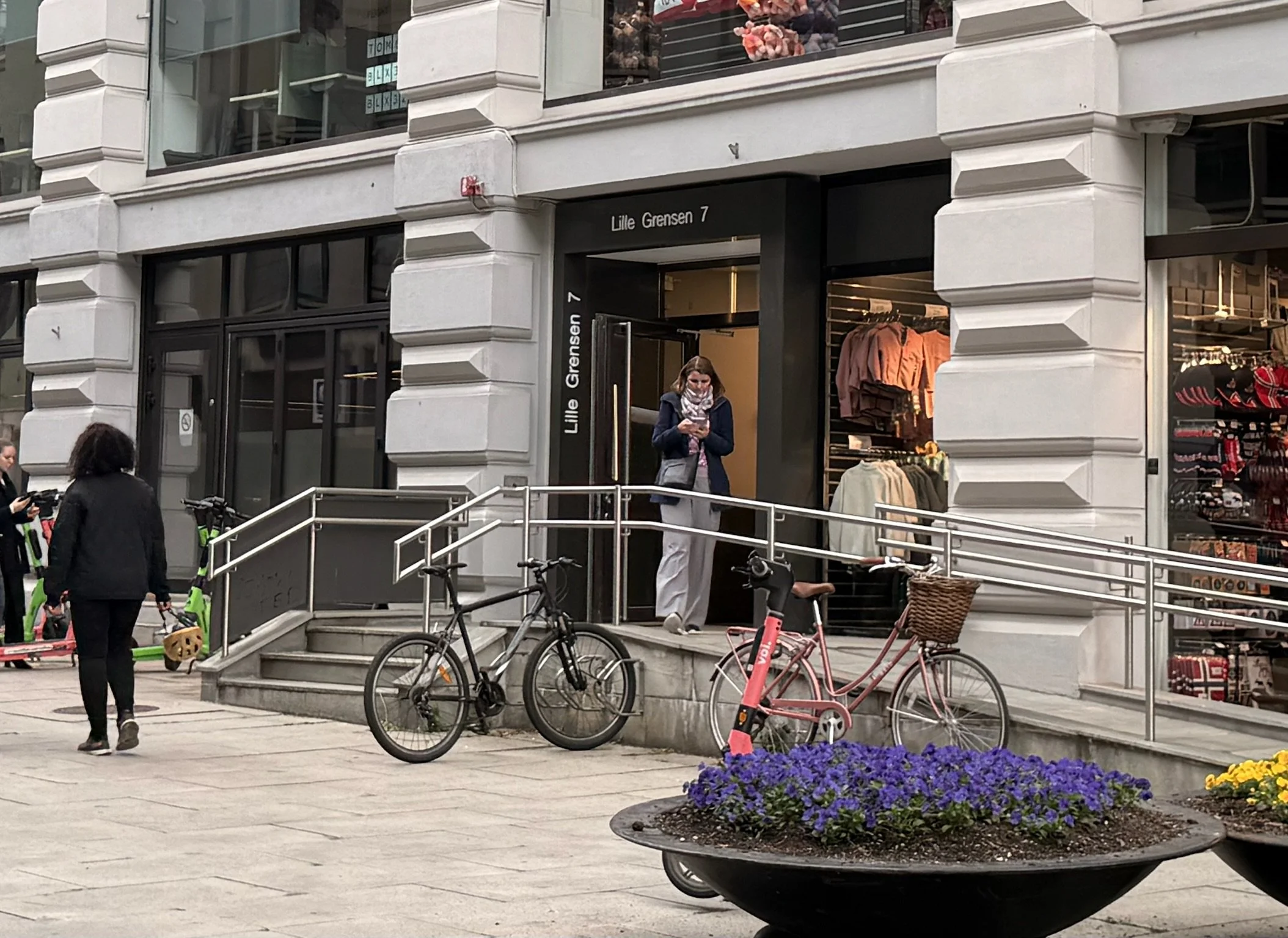 Fasaden og inngangen til Nordfalk Øre-Nese-Hals i Lille Grensen 7 i Oslo sentrum.