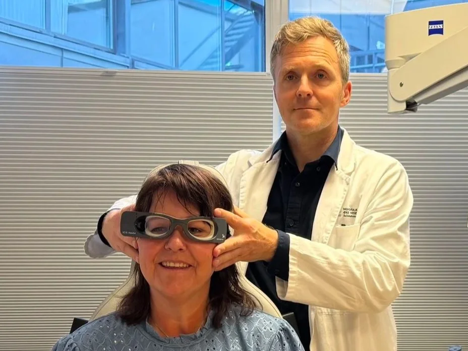 Karl Nordfalk undersøker pasient med utstyr for diagnostikk av sykdommer i balanseorganet.