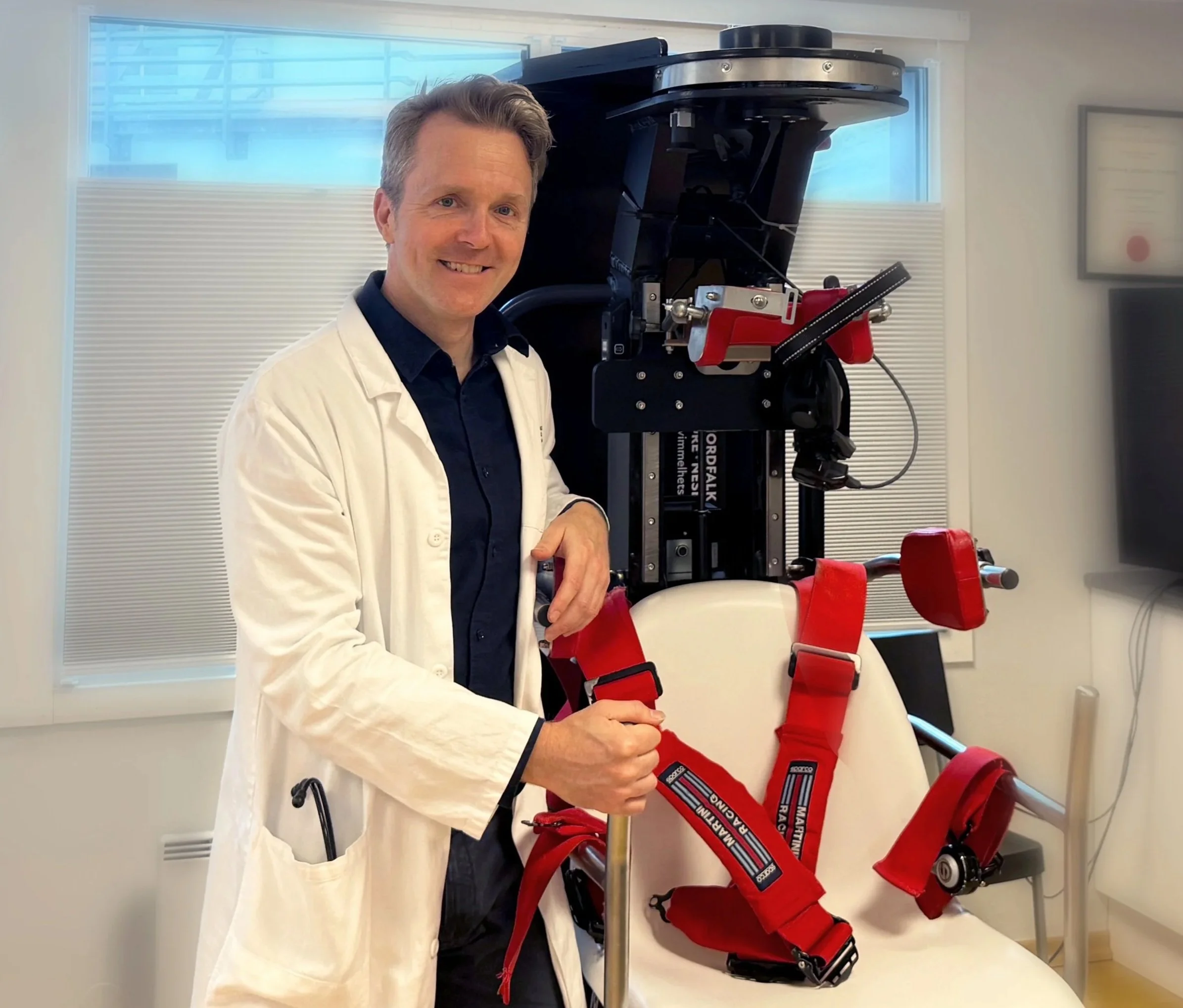 Karl Nordfalk ved TRV-stolen for utredning av svimmelhet og balanseforstyrrelser.