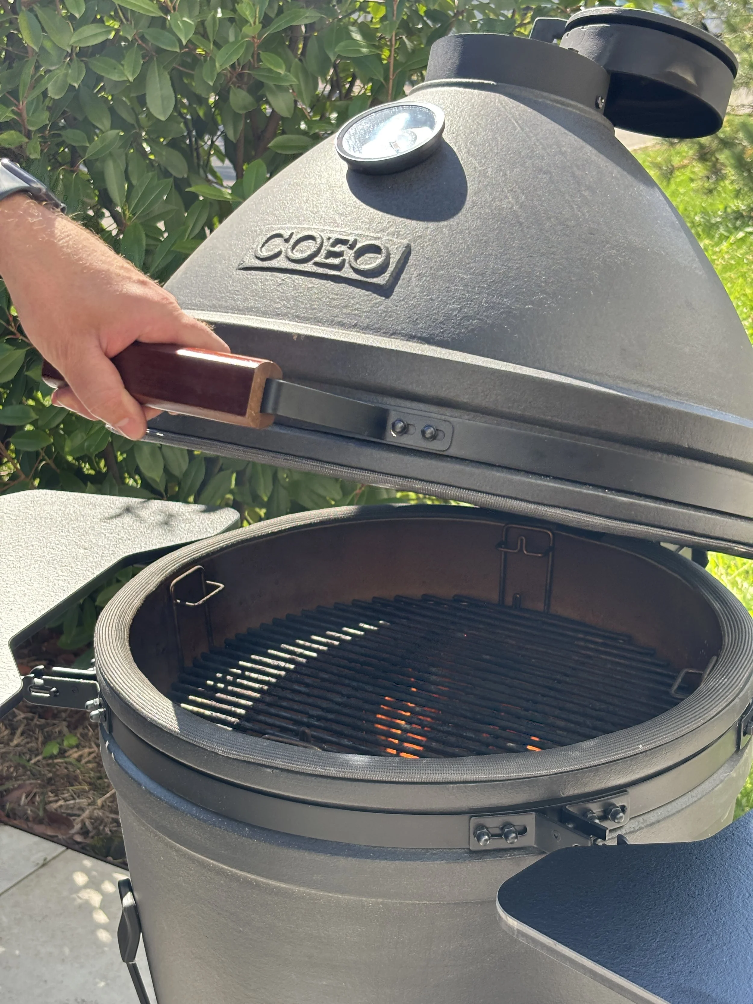 Un barbecue à charbon kamado politec