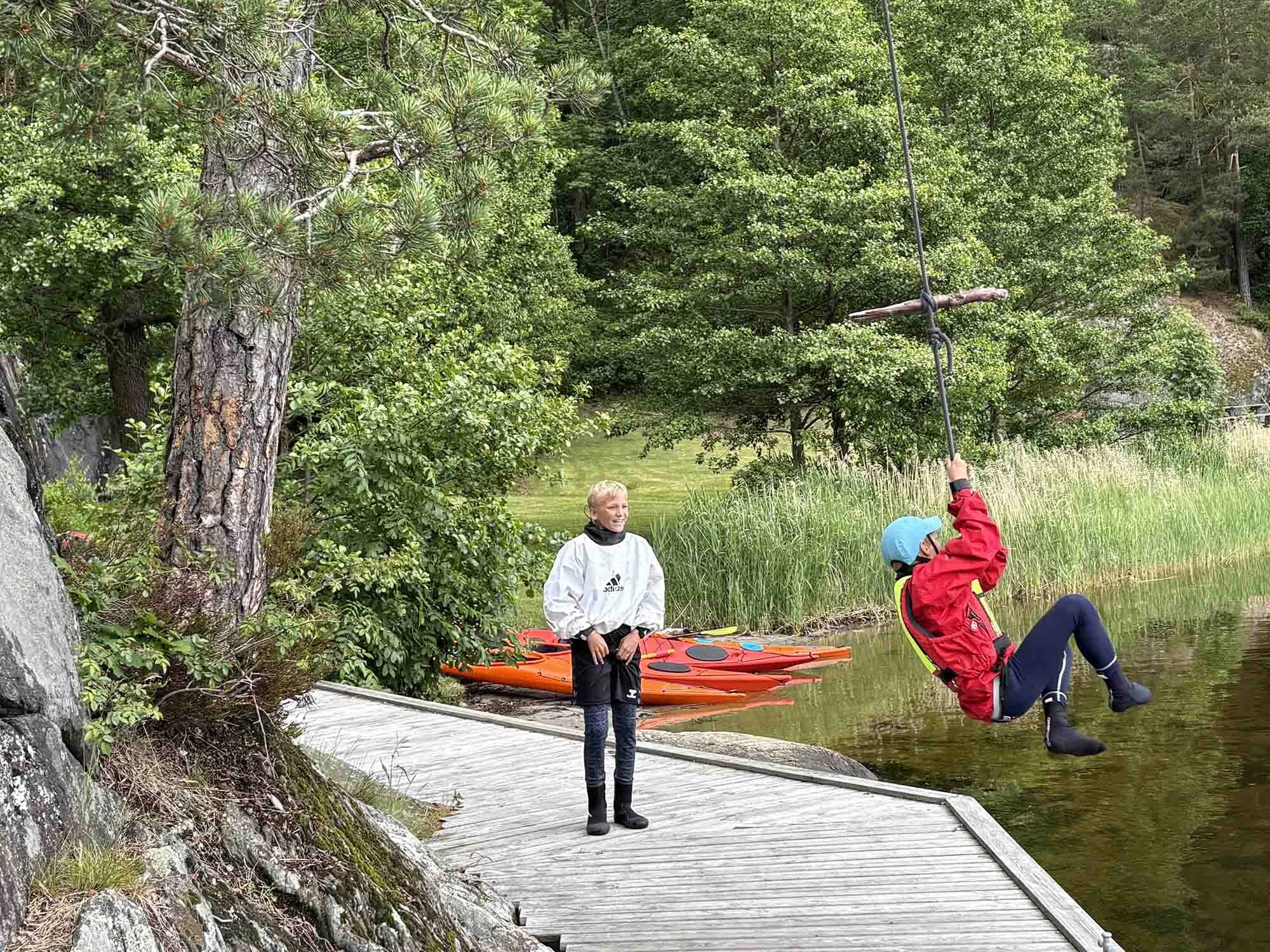 Barn leker ved kjakkaer