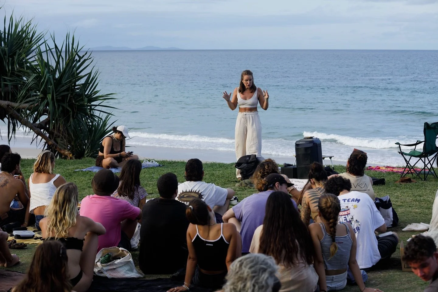 UNSETTLED: The Search Between Wandering &amp; Belonging. 🎭
@unsettled_by_agustina 
The first of many busking acts in Main Beach/ Apex Park at vibrant Byron Bay 💛
Photo credits to Jules Garet 📸