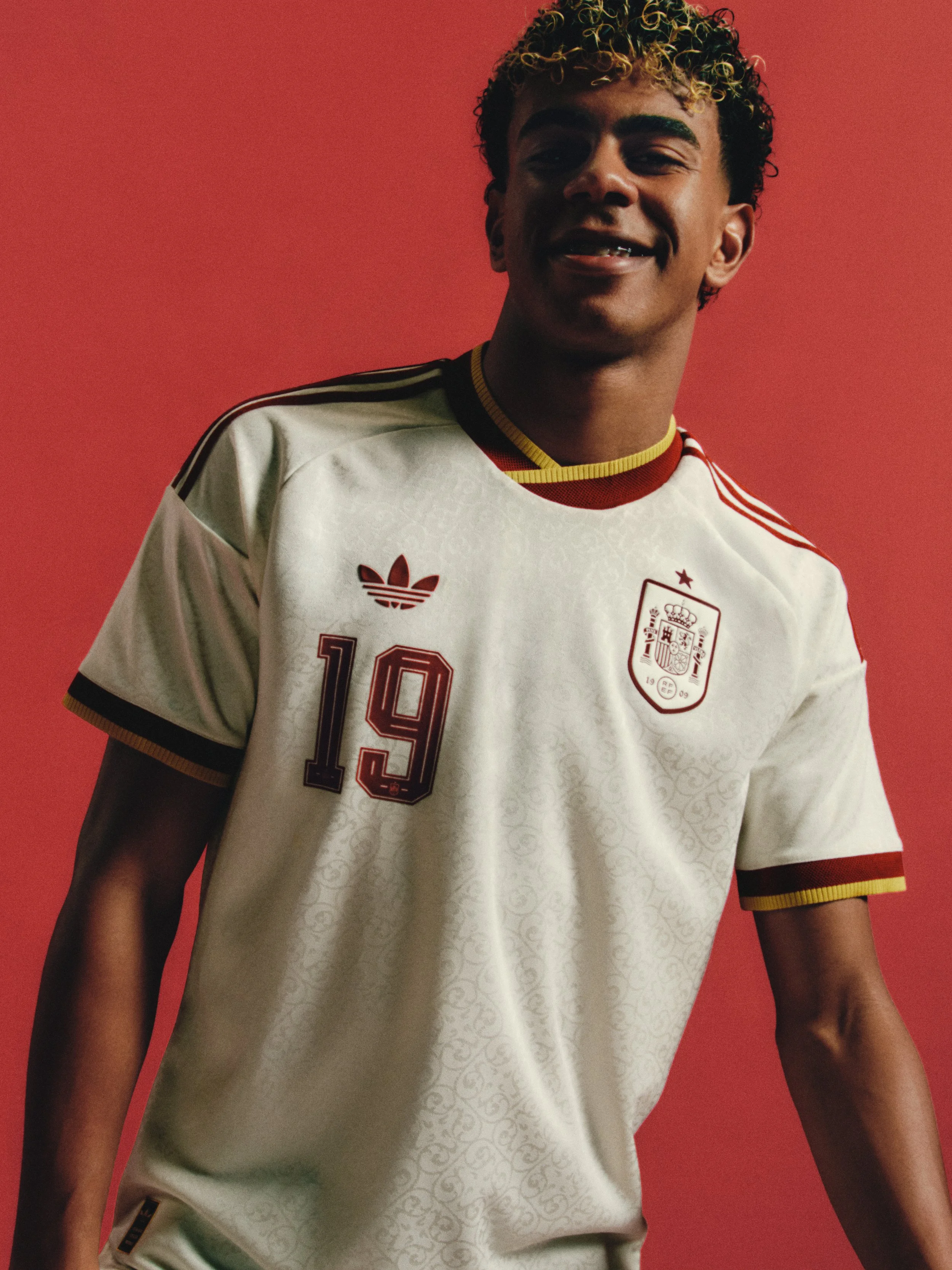 WC26_Away_Global_RFEF_Lamine_3_3x4_RGB.jpg