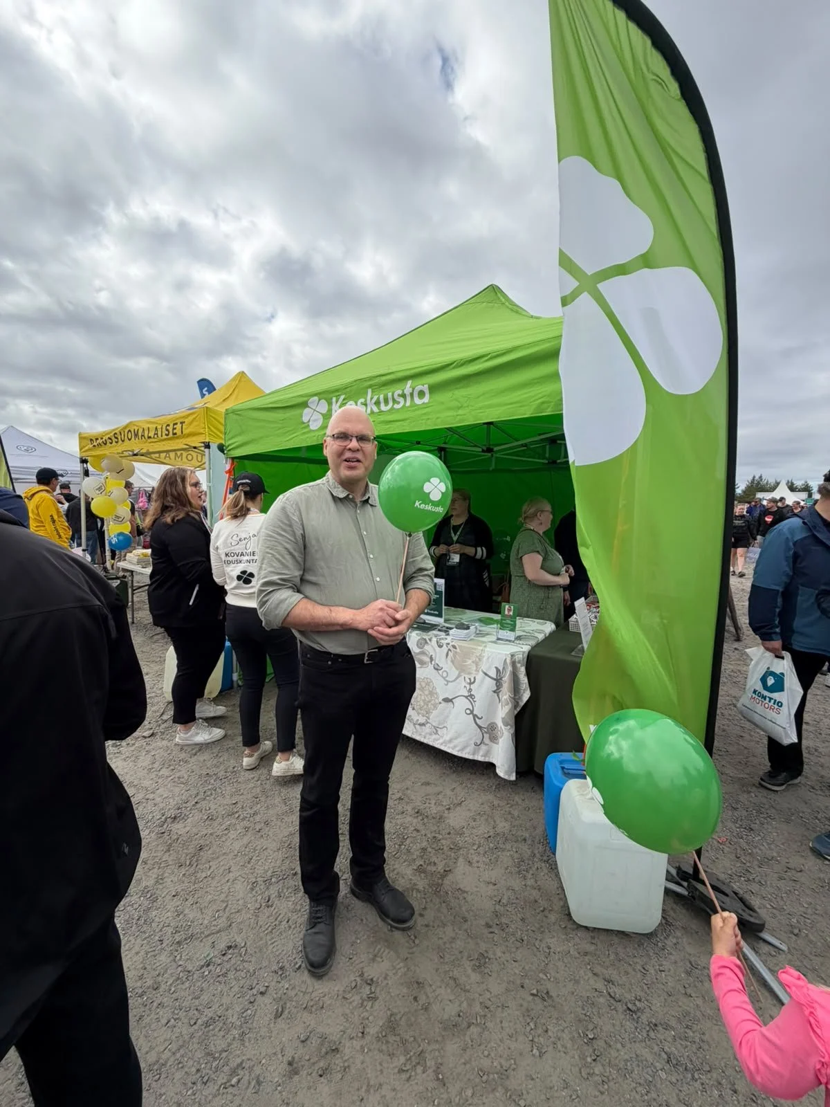 Timo Pajala keskustan vaaliteltalla Keskustan vihreä ilmapallo kädessään.