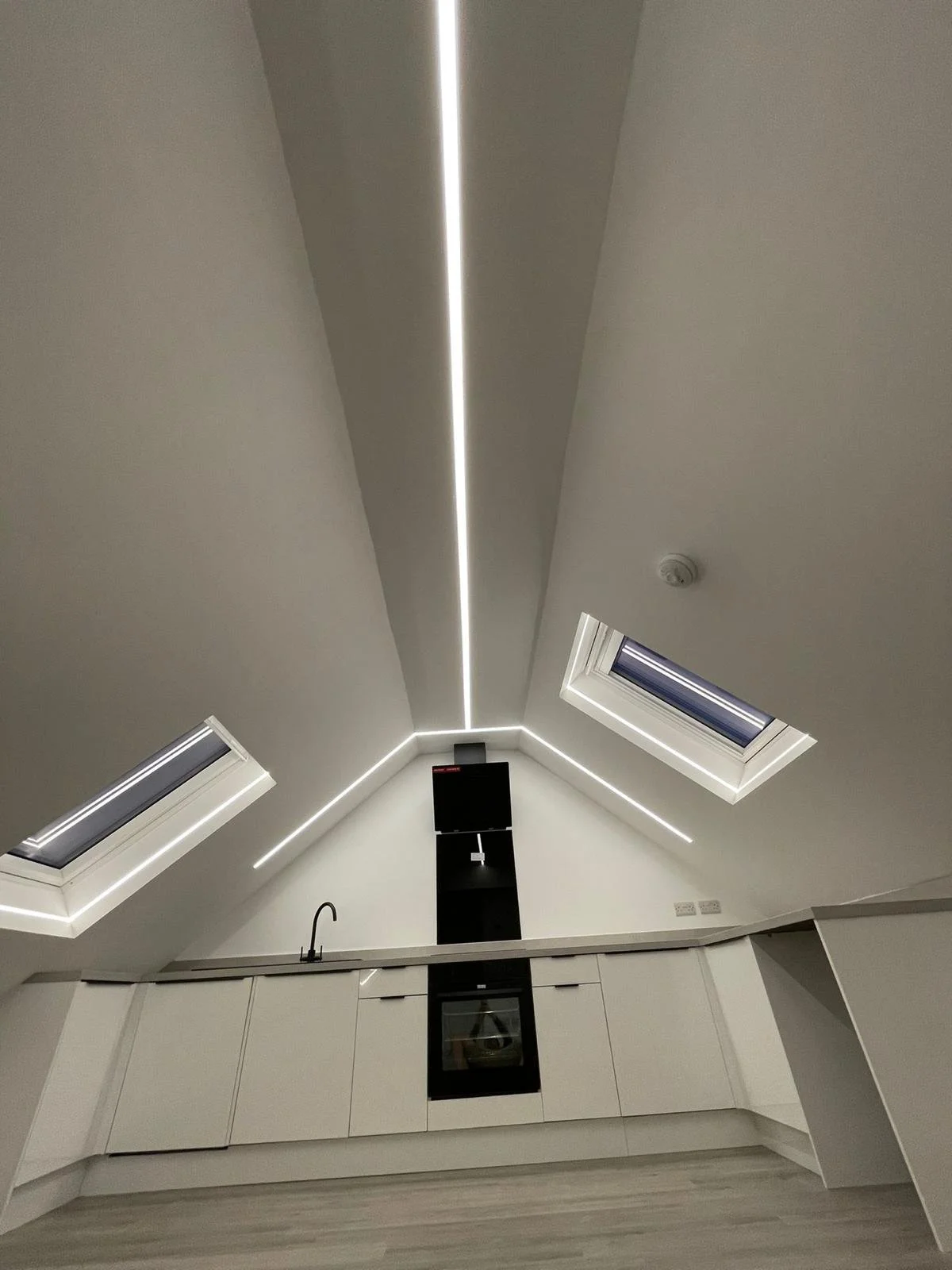 Photo kitchen from floor by night.jpeg