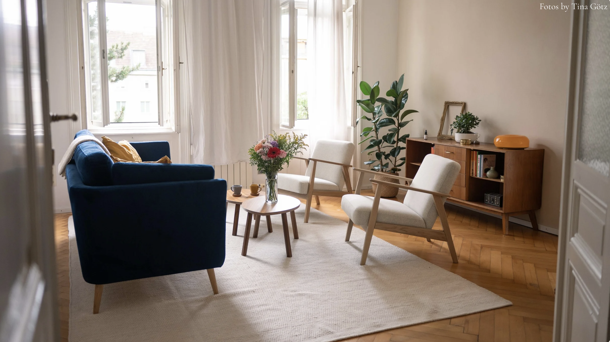 Heller und ruhiger Praxisraum für psychoanalytische Psychotherapie in 1130 Wien Hietzing mit Sofa und Sesseln für therapeutische Gespräche.