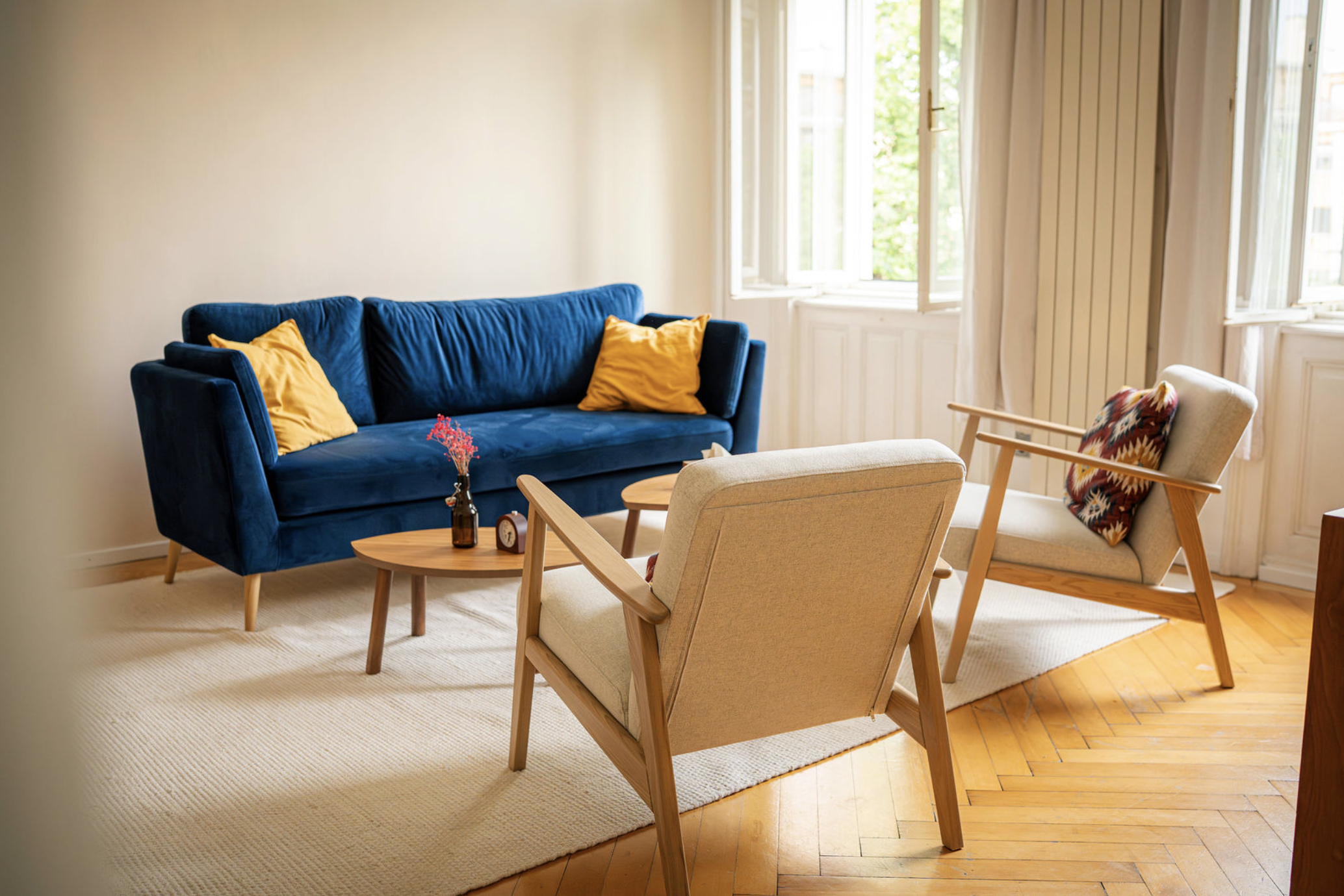 Therapieraum für psychoanalytische Psychotherapie in 1130 Wien Hietzing mit heller und ruhiger Atmosphäre für persönliche Gespräche.