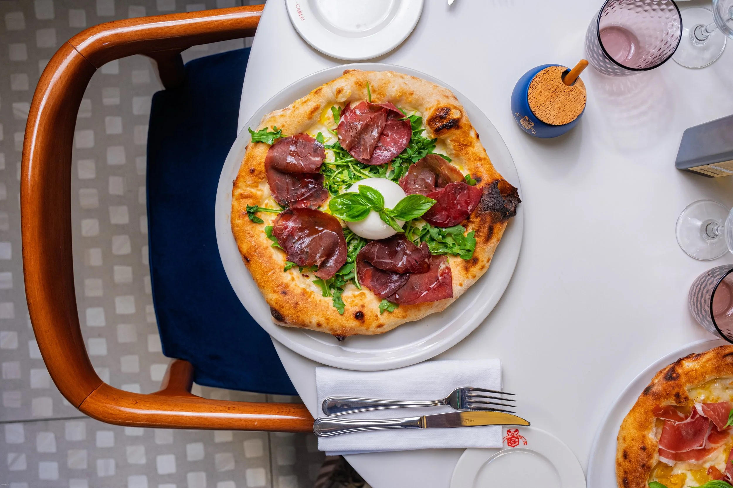 We love a Pizza Margherita but when the heat hits, we do love to take a fresher approach and bring together fresh ingredients 

 #lasaliere #lasalieremonaco
#monaco #montecarlo