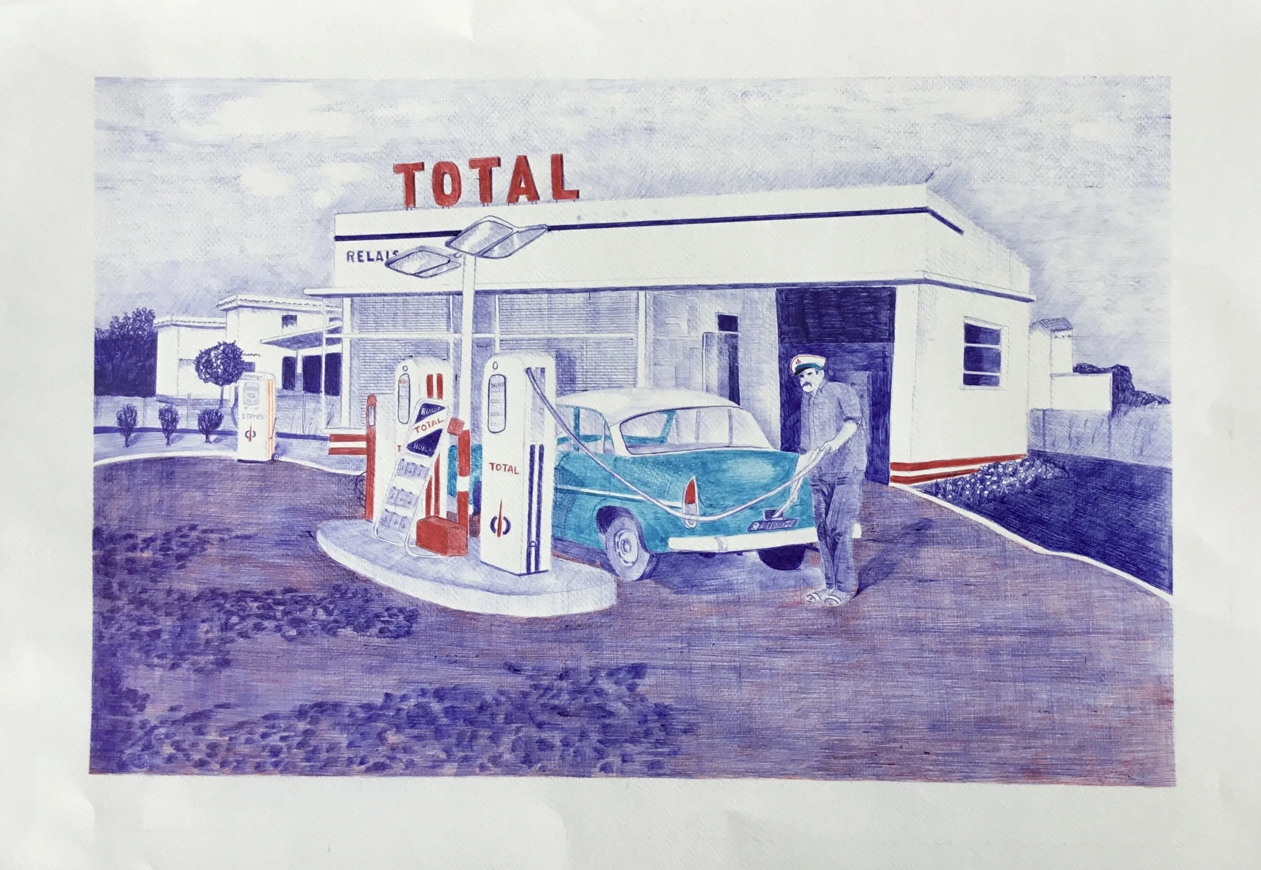 Station Total à Pézenas (1960)
Stylo bille Bic  sur papier aquarelle 
51 × 72 cm
Une immersion nostalgique dans l'esthétique des Trente Glorieuses. Cette œuvre immortalise le quotidien de Lucien dit « Loulou »en train de faire le plein à une  Simca A