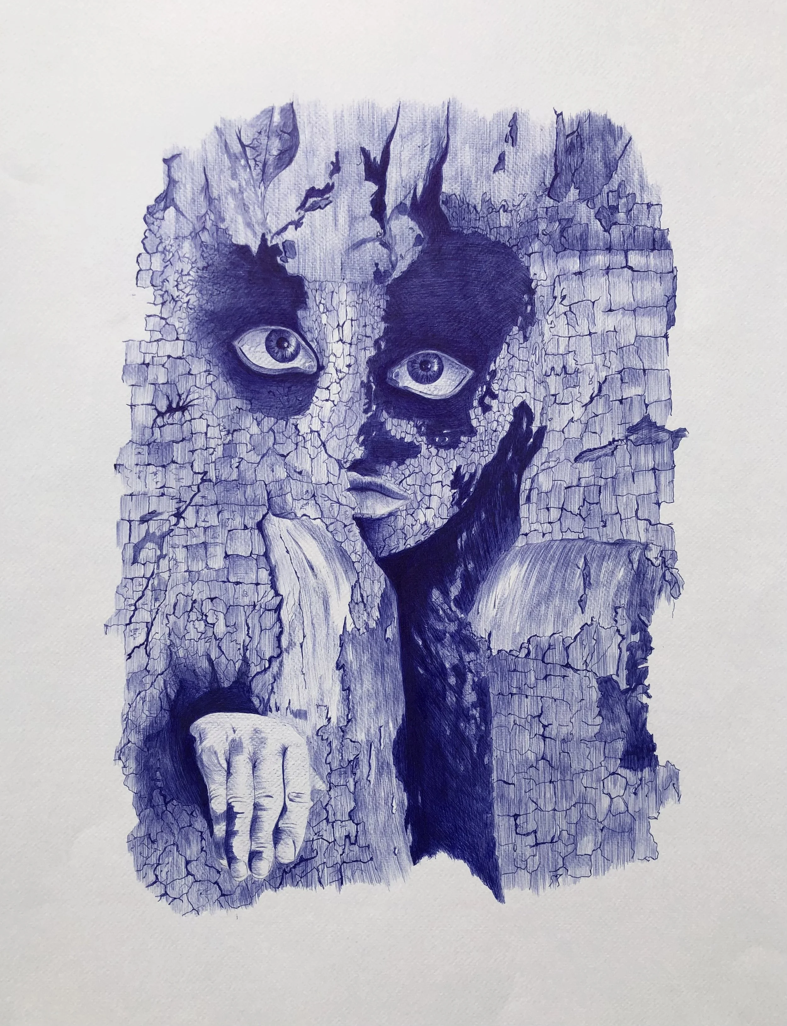 La Main du regard
Stylo bille bleu sur papier — 72 × 52 cm
Cette œuvre explore la frontière entre l'inerte et le vivant, faisant surgir l'humanité du cœur même de la matière érodée.