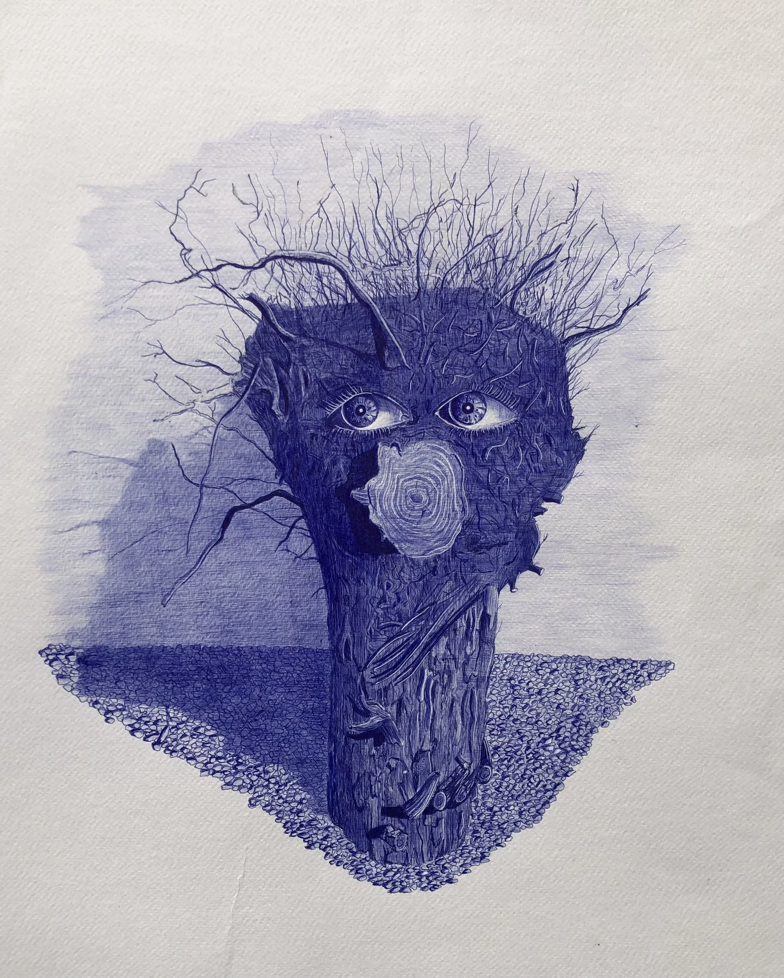 L’arbre pensée
Stylo bille bleu sur papier — 72 × 52 cm
Cette œuvre s'inscrit dans un univers fantastique et anthropomorphe où le règne végétal s'éveille à la conscience.