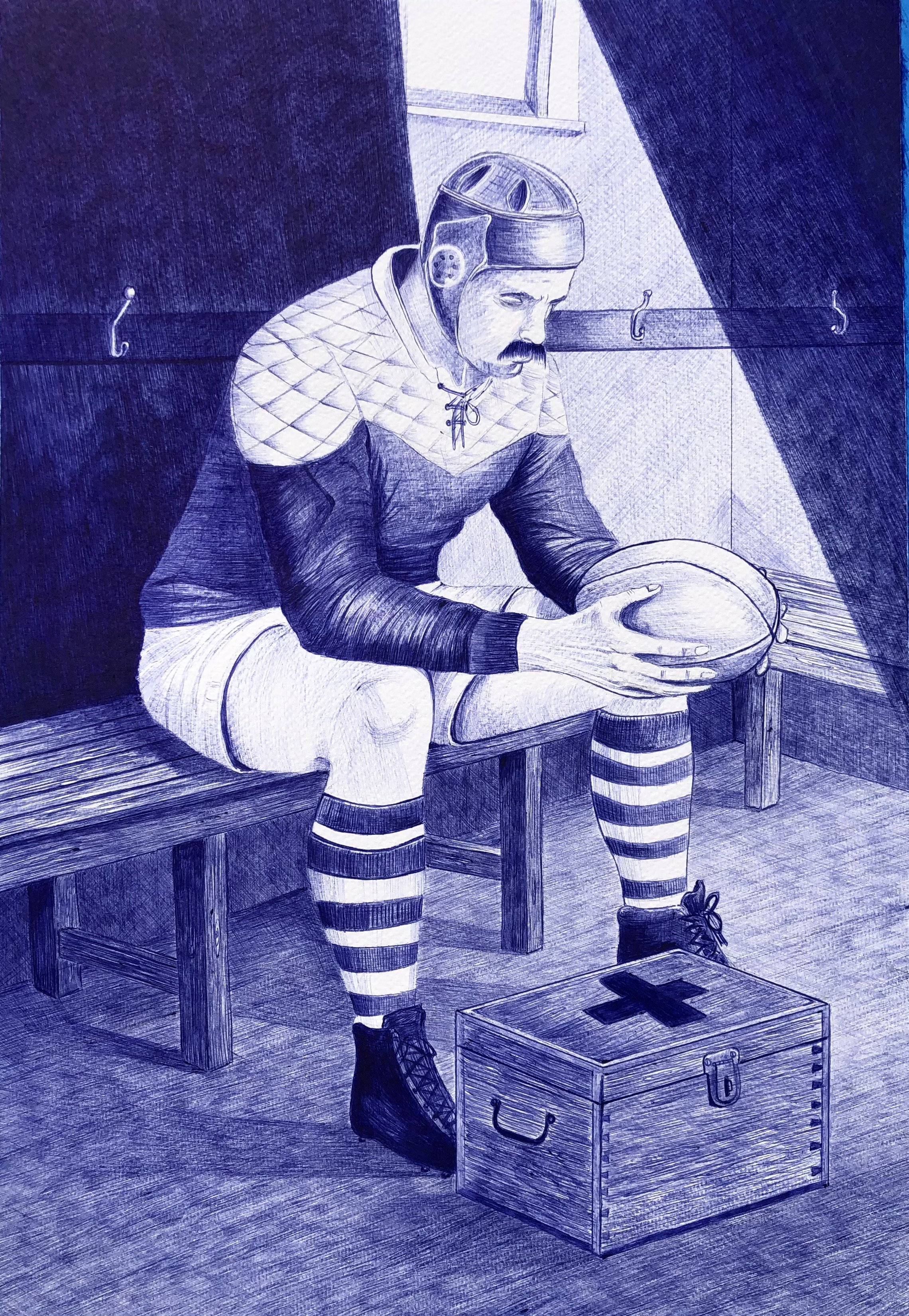 Vestiaire avant le coup d’envoi
Stylo bille (Bic) sur papier
72 × 52 cm
Une composition intime et historique saisissant la concentration solitaire d'un rugbyman à l'ancienne. Assis sur un banc de bois dans un vestiaire austère, le joueur, reconnaissa