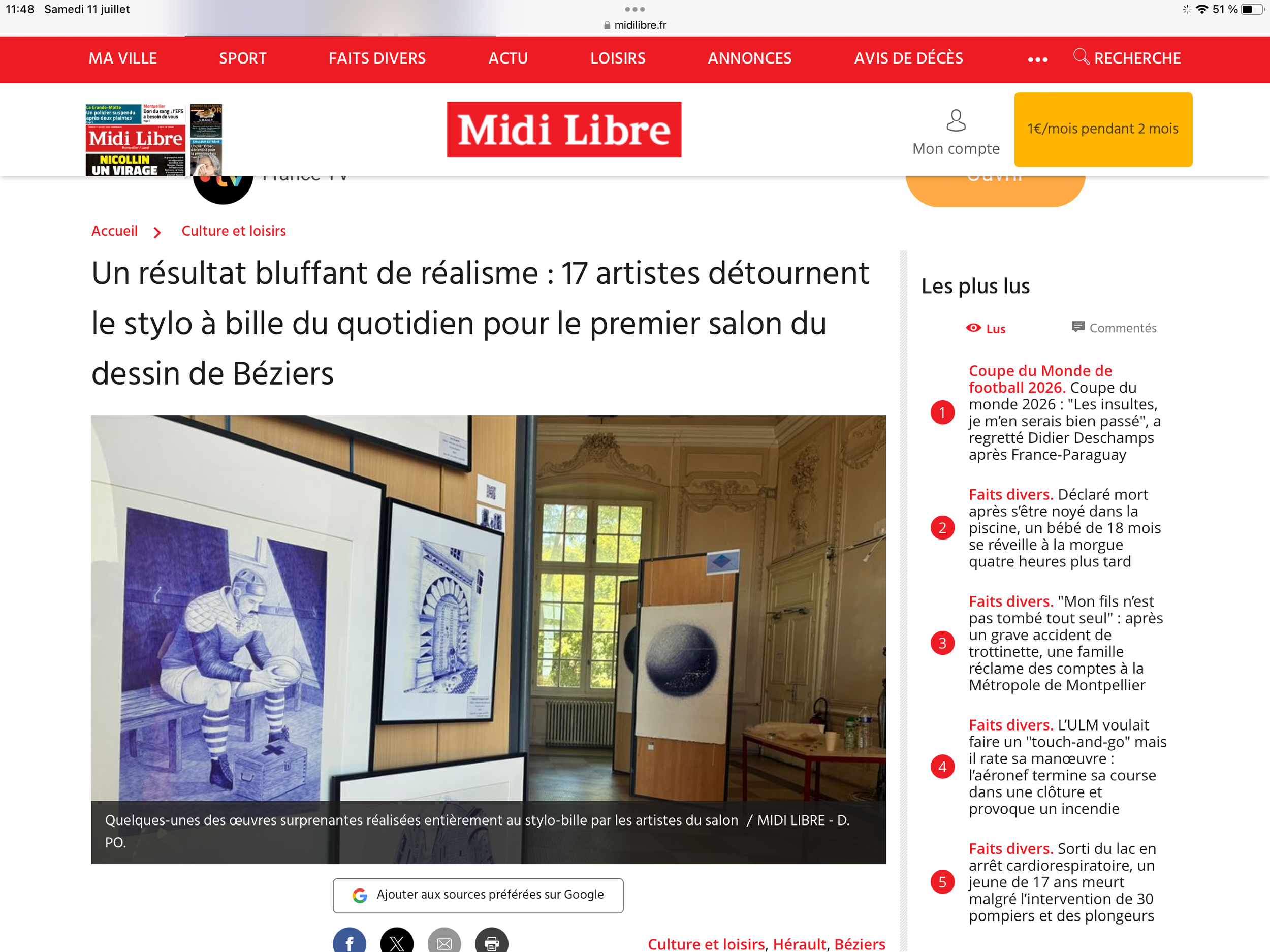Exposition d'œuvres d'art sur des murs dans une salle élégante avec grandes fenêtres et décoration ornée.
