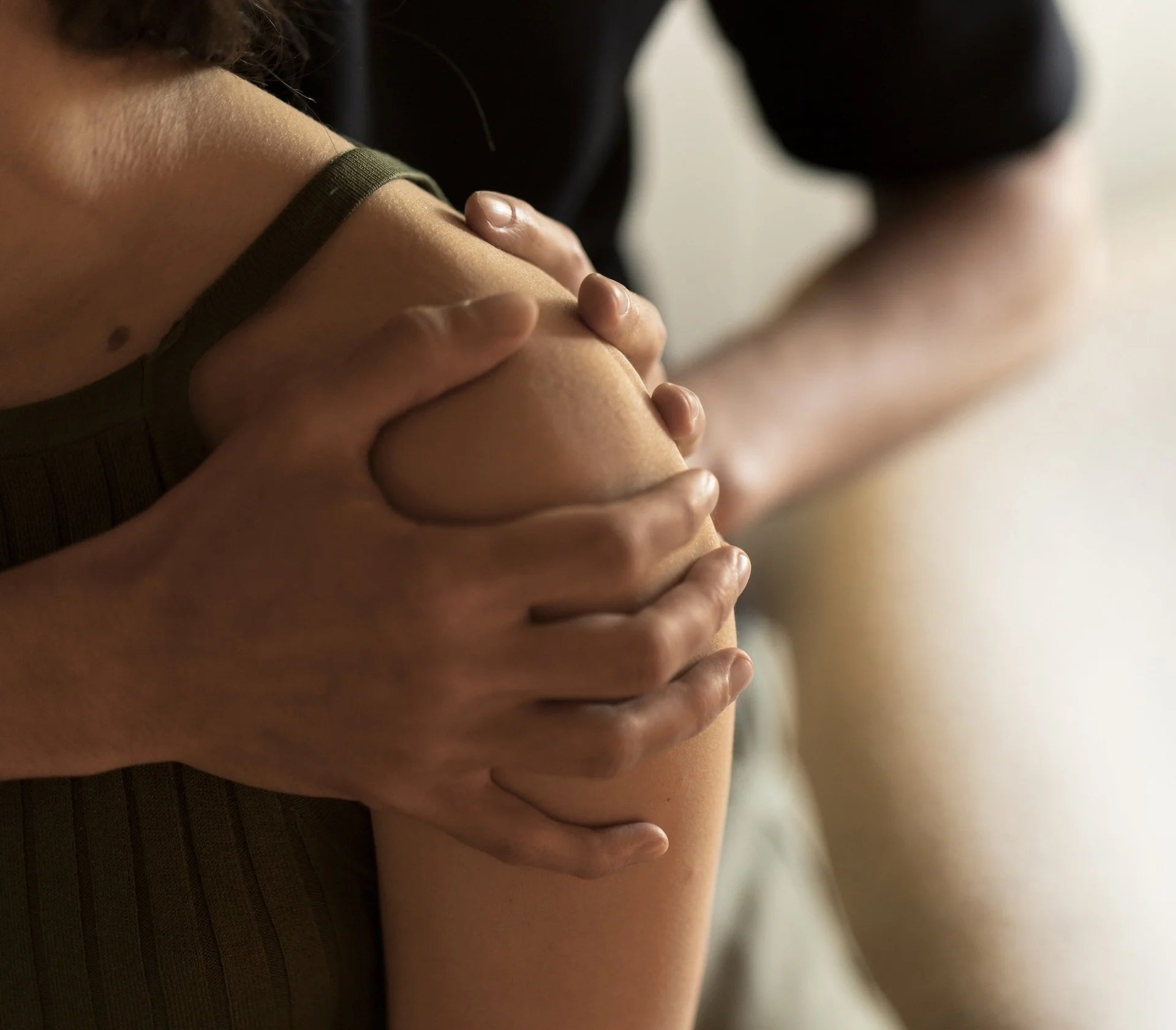 Personne en train de recevoir une injection dans le bras.