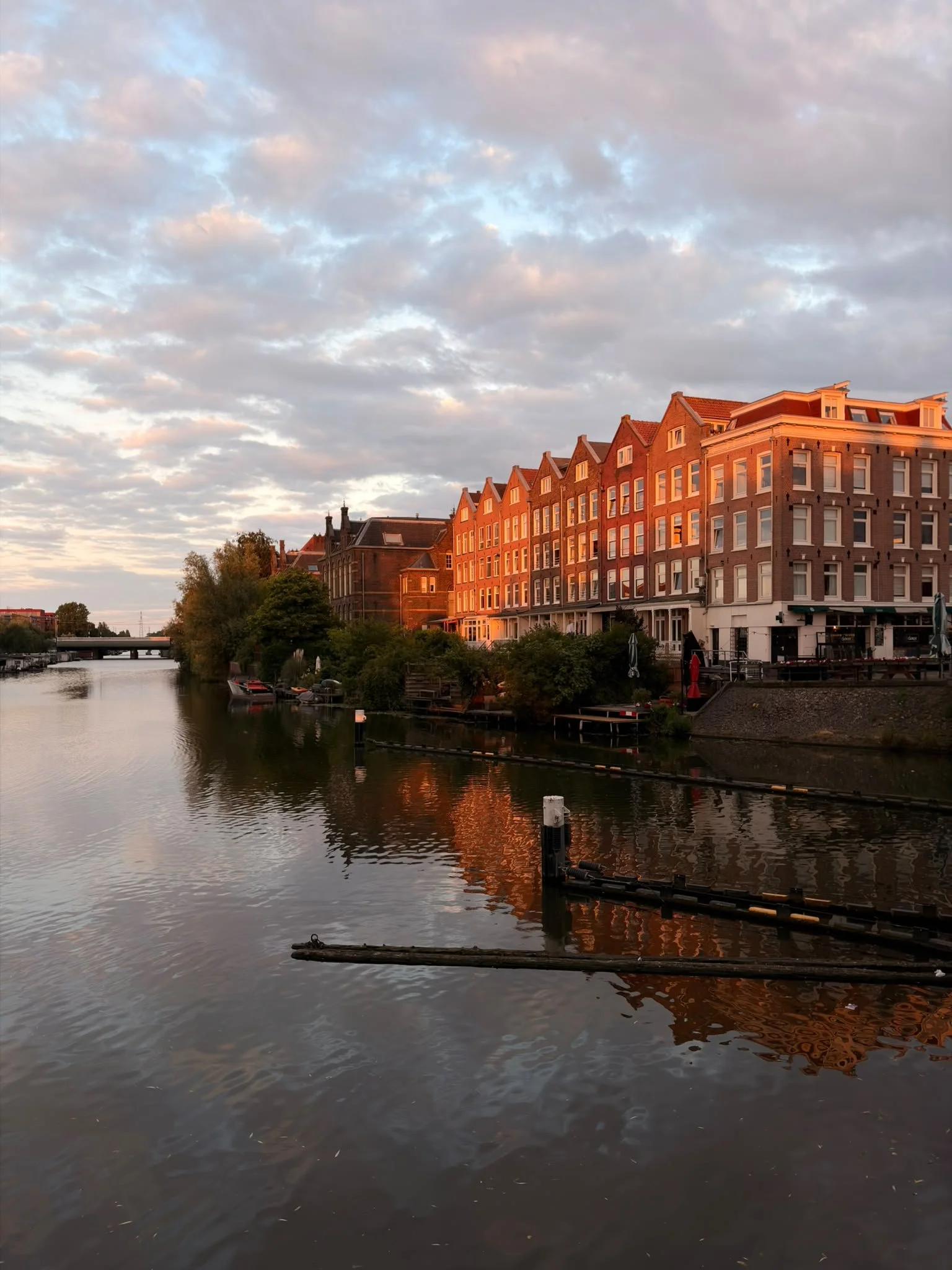 Amsterdamse woningen met laagstaande zon