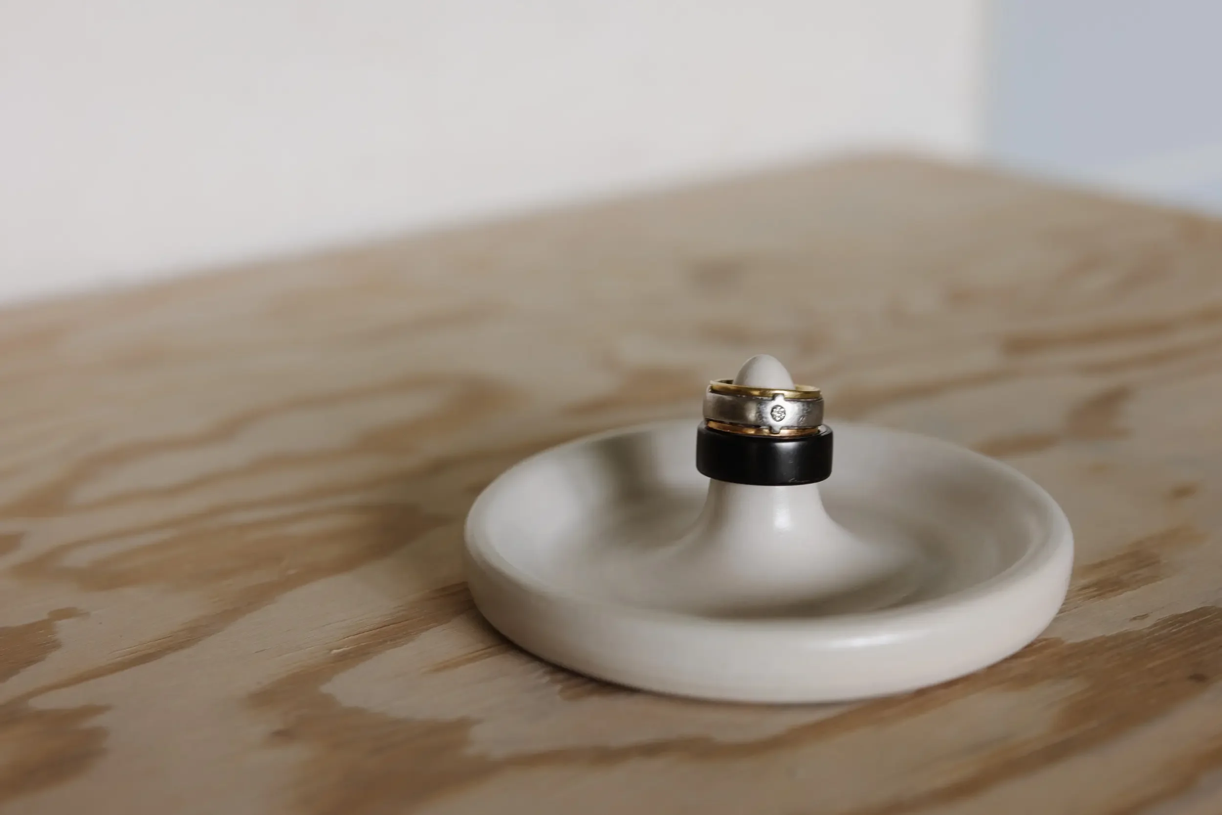Ring auf einer weißen Keramikfiguren, auf einem Holztablett