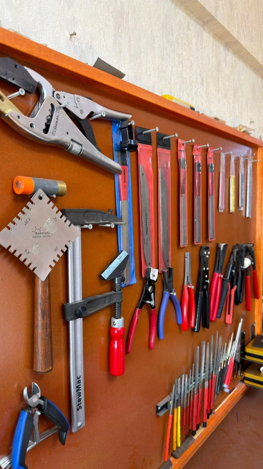 Luthier Süner'in ekipman ve atölyesi. El aletleri; anahtarlar, çapalar, testere ve diğer gitar onarım  ve bakım aletleri.