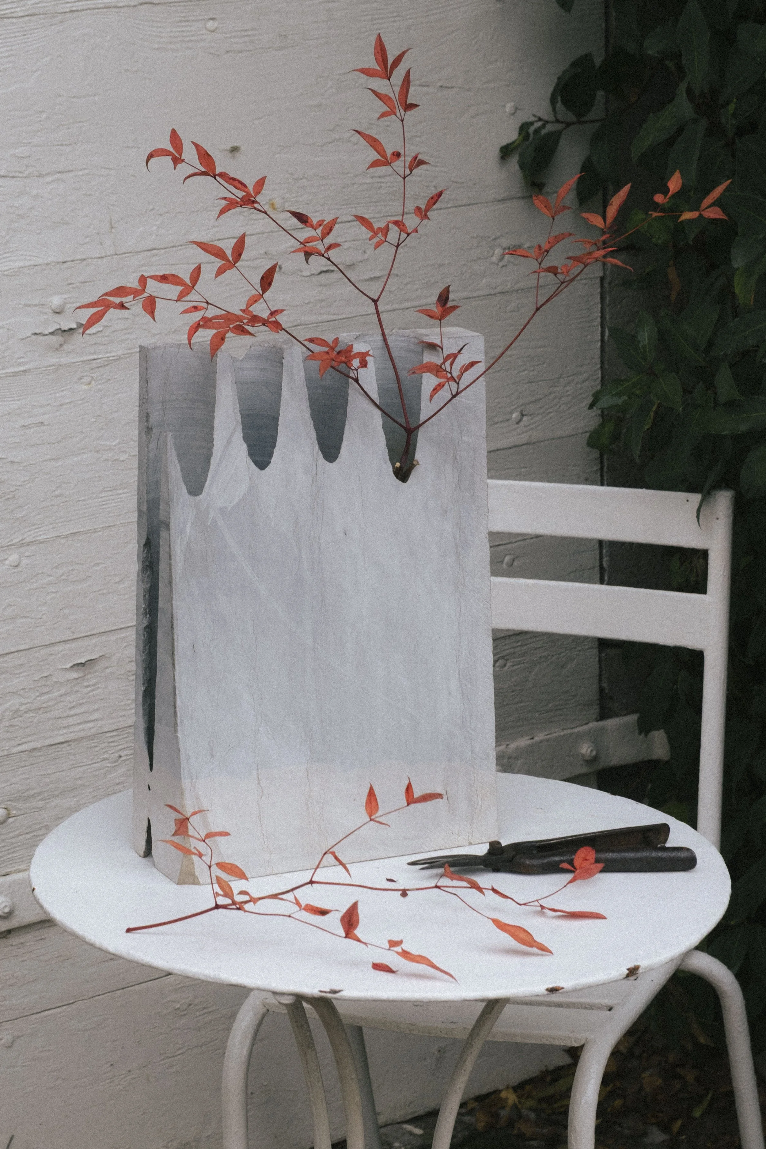  une collection d’objets qui portent la trace de plusieurs mains et regards.