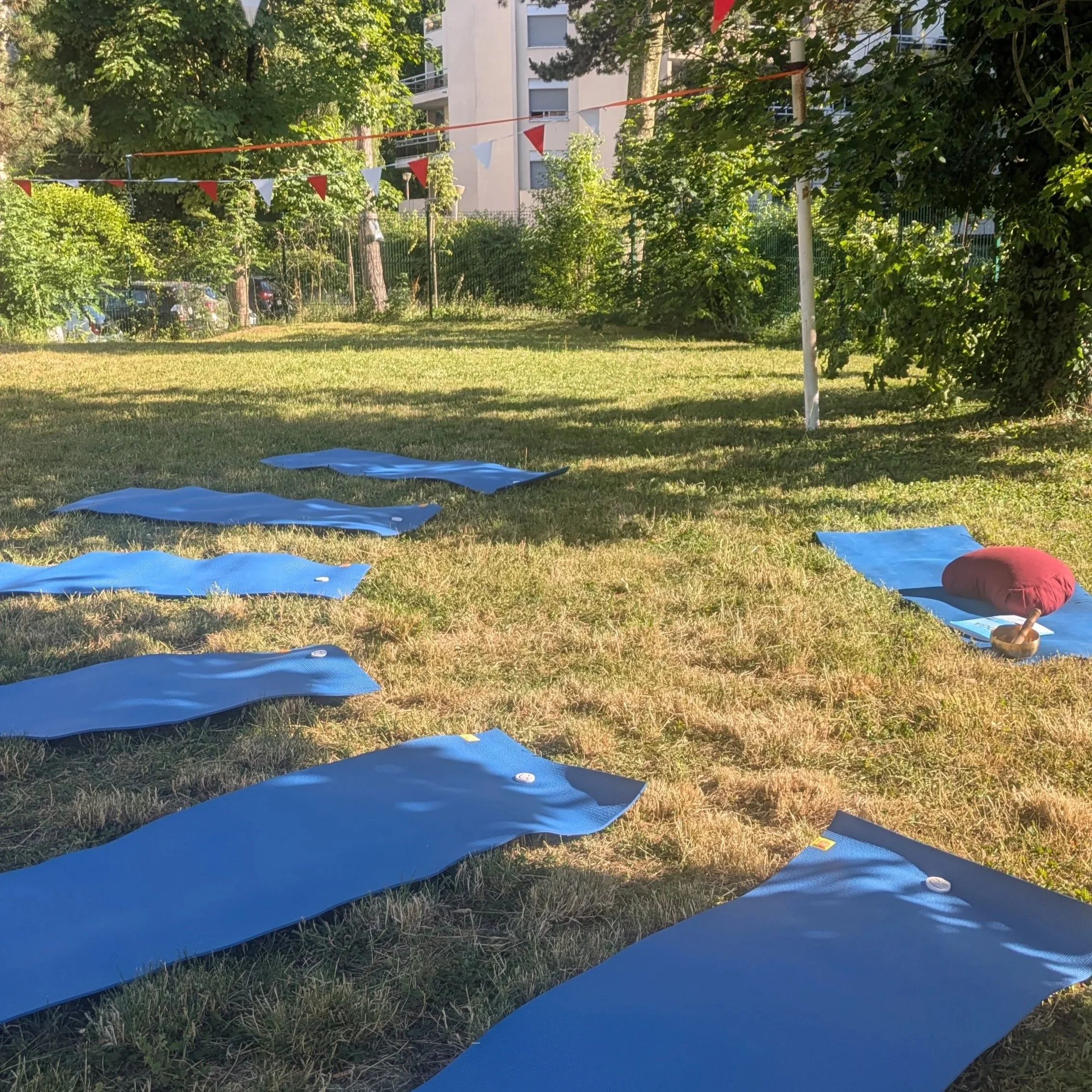 Le même tapis, les mêmes postures… et pourtant une pratique différente