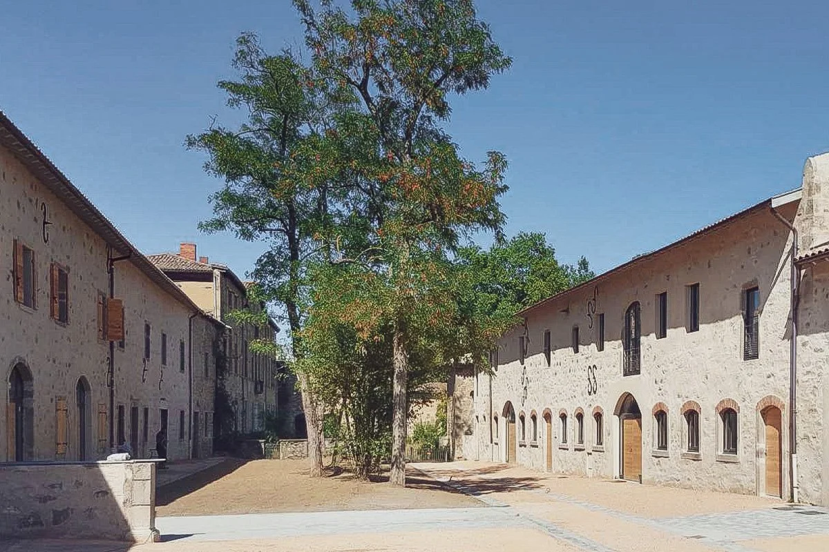 Projet de réhabilitation et de valorisation du patrimoine bâti réalisé par Izea Studio, transformation d’un ensemble architectural existant en Auvergne-Rhône-Alpes.