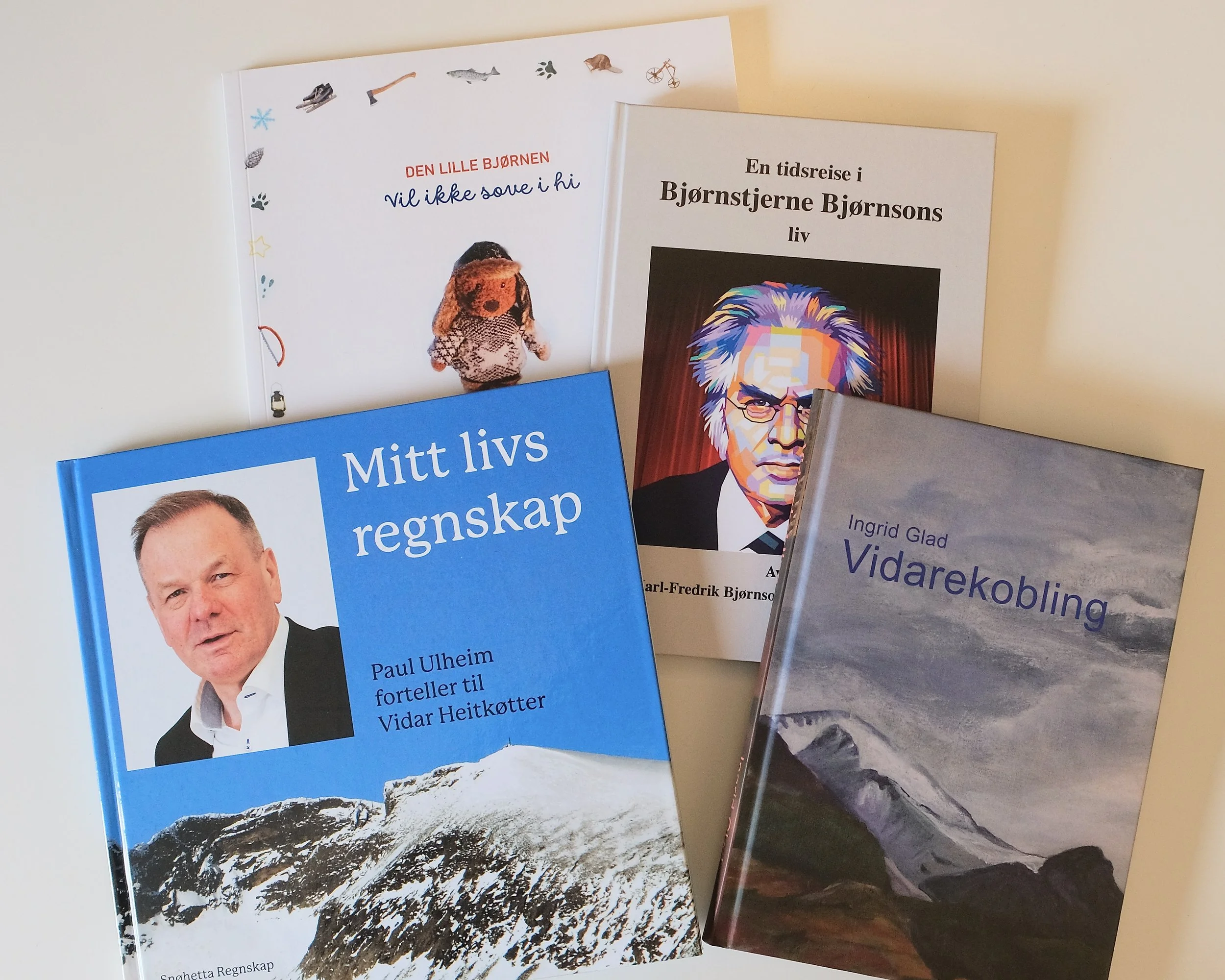 Bokhyller med flere bøker, inkludert en om økonomi og en om psykologi.