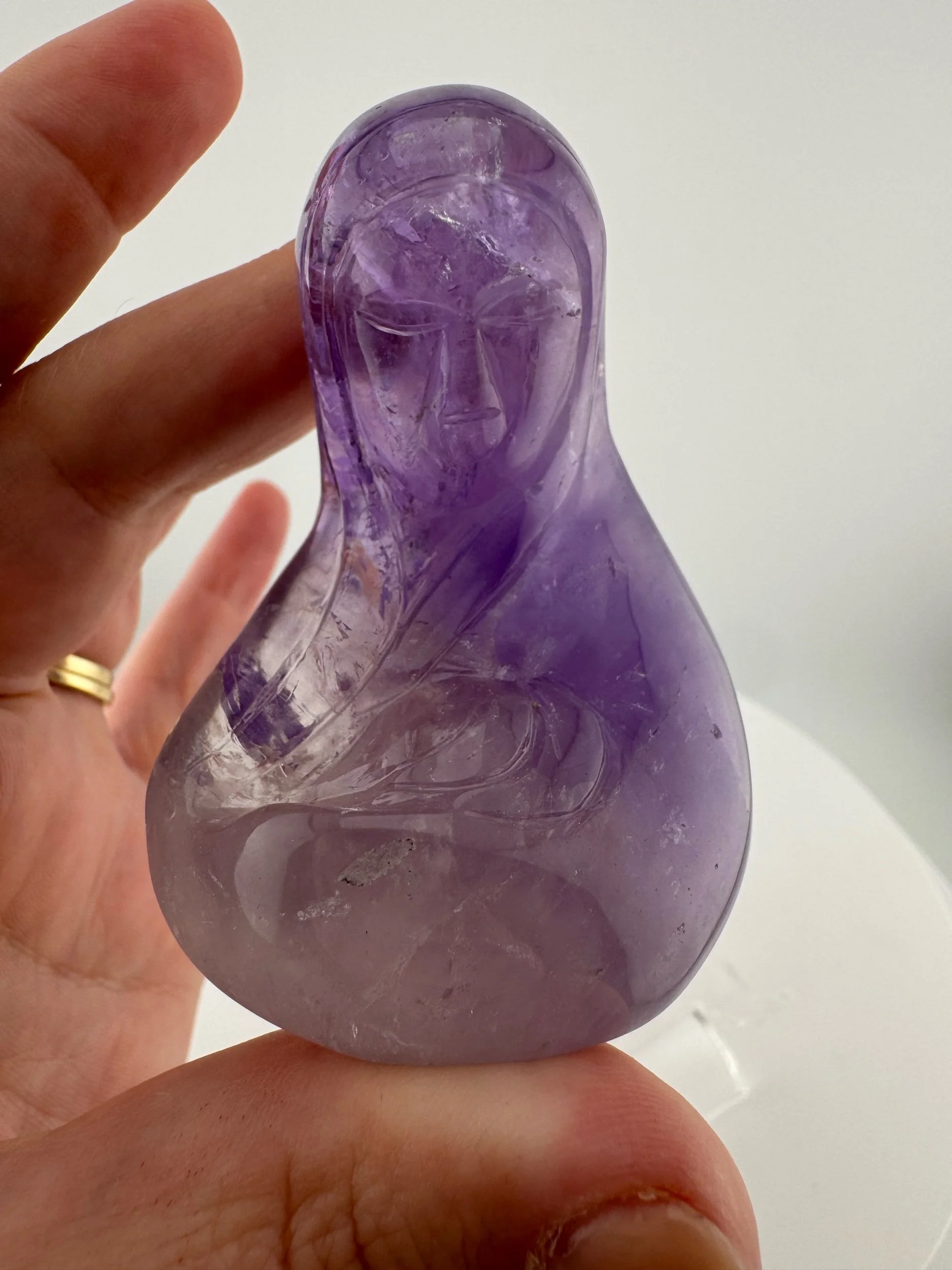 Carving of Mother Mary holding Jesus by Leandro de Souza