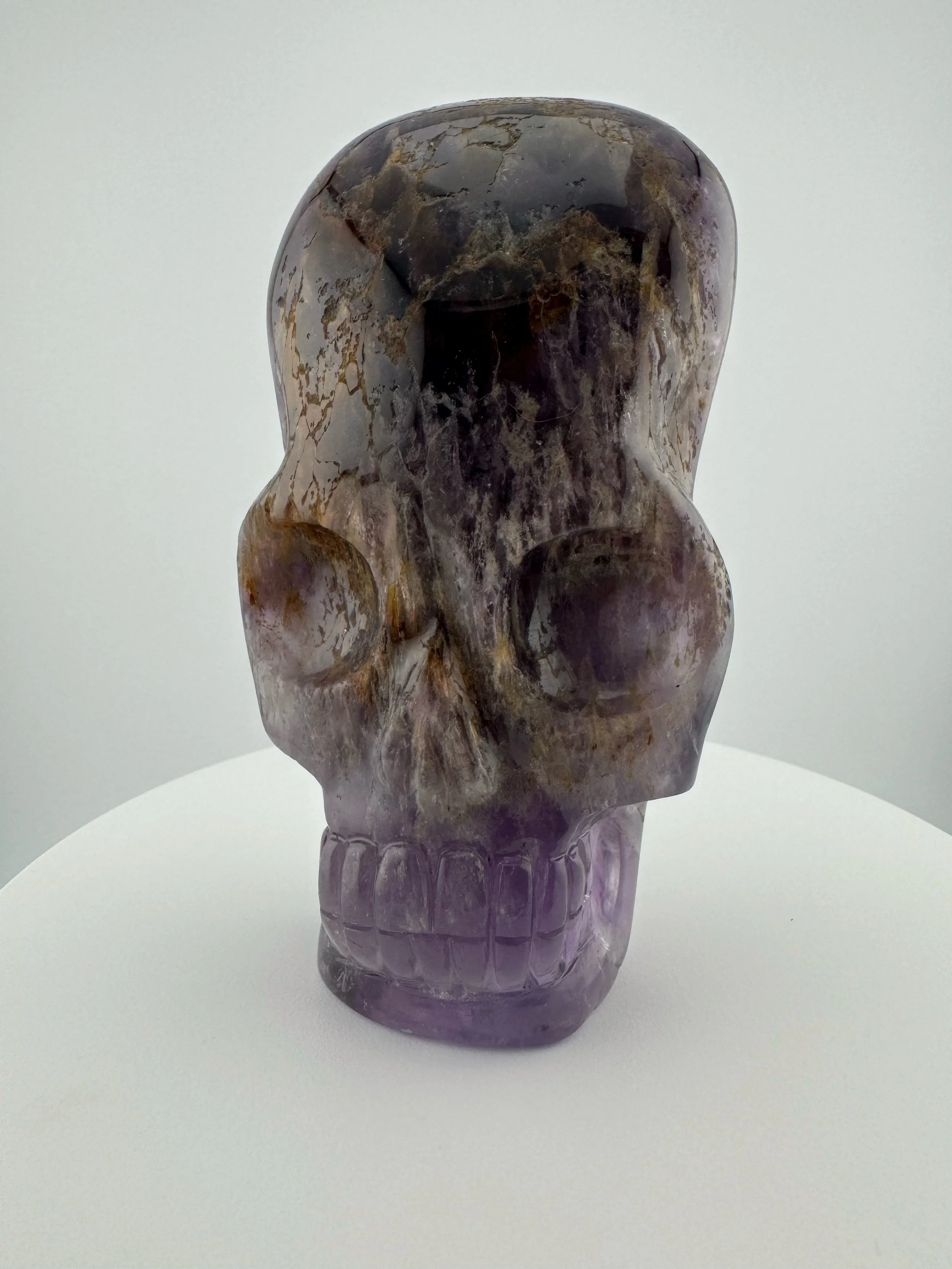 Amethyst Shaman Skull carved by Leandro de Souza in 2024.