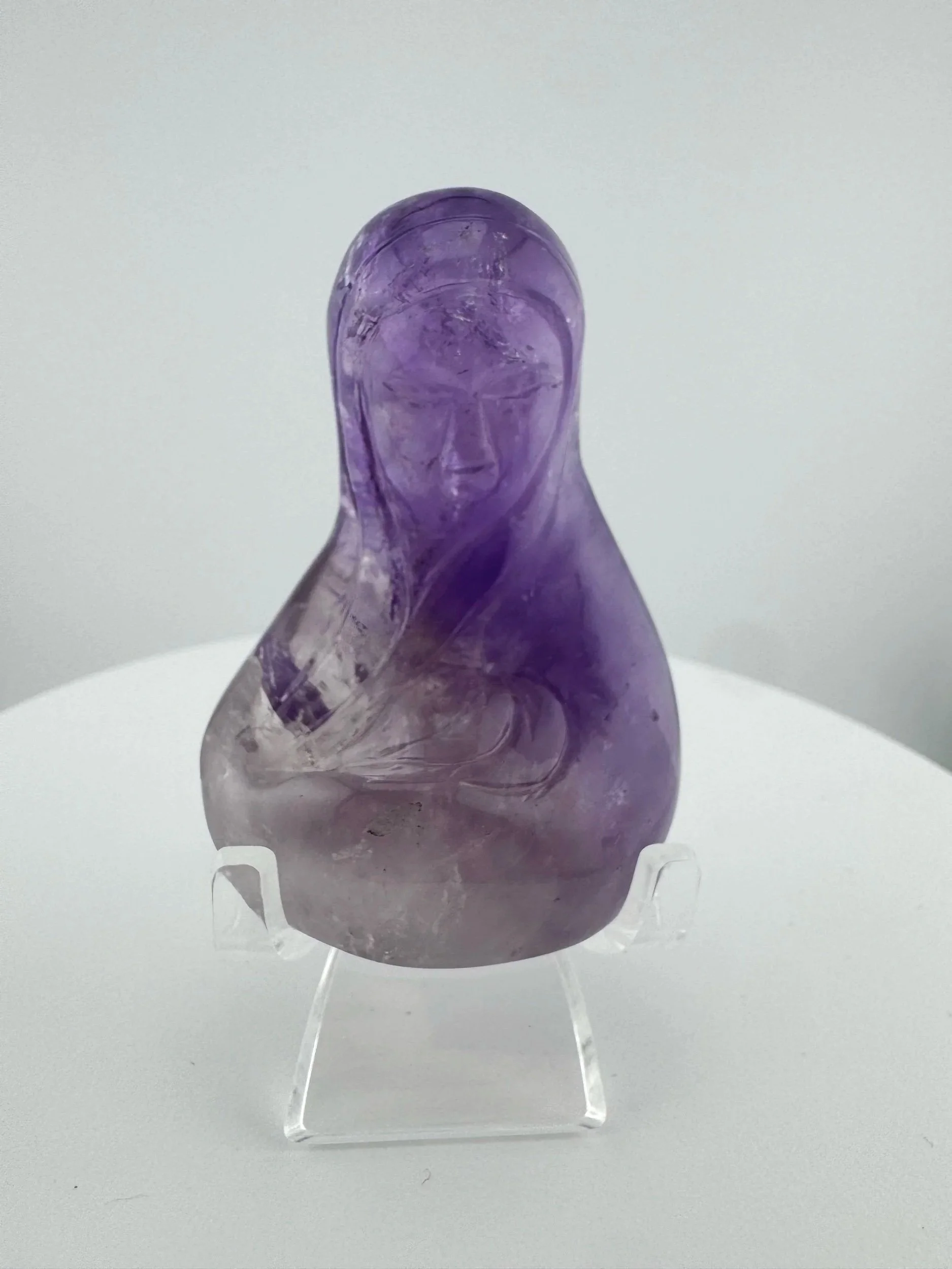 Carving of Mother Mary holding Jesus by Leandro de Souza