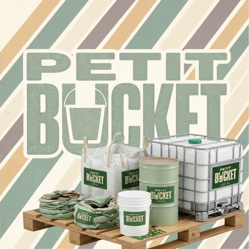 Inventaire complet Petit Bucket — réservoir IBC 1000L, baril en métal, sac Big Bags 4-anses, seau plastique 5 gallons, bois d'allumage en filet et acier récupéré, sur palette de bois, matériel industriel usagé à vendre au Québec