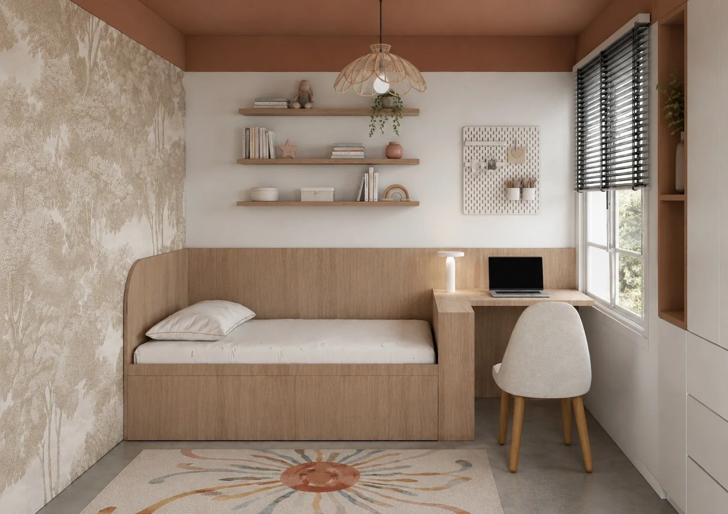 Habitación pequeña con cama individual, escritorio con portátil y silla, estanterías con decoraciones y libros, ventana con persianas, pared decorada con papel tapiz de árboles en tonos beige, y lámpara de techo en forma de flor.