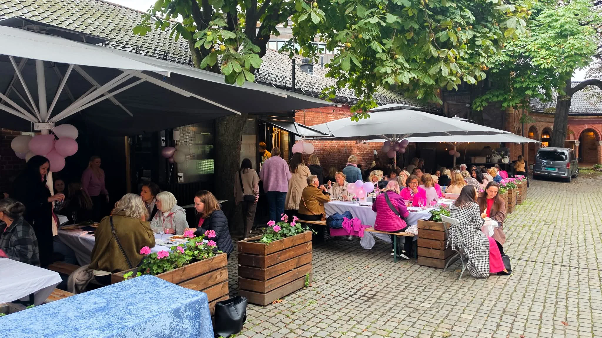 Uteservering fylt med mennesker på Kirkeristen Vertshus - Event - Rosa Party - Destinasjon Glede - Oslo