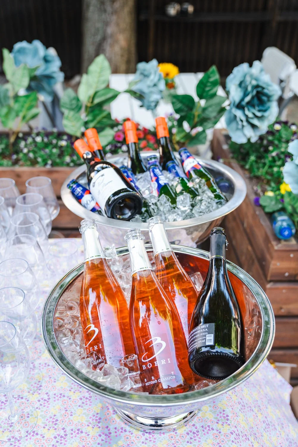 Bilde av champagner og øl - servert til sommerfest i bakgården hos Kirkeristen Oslo