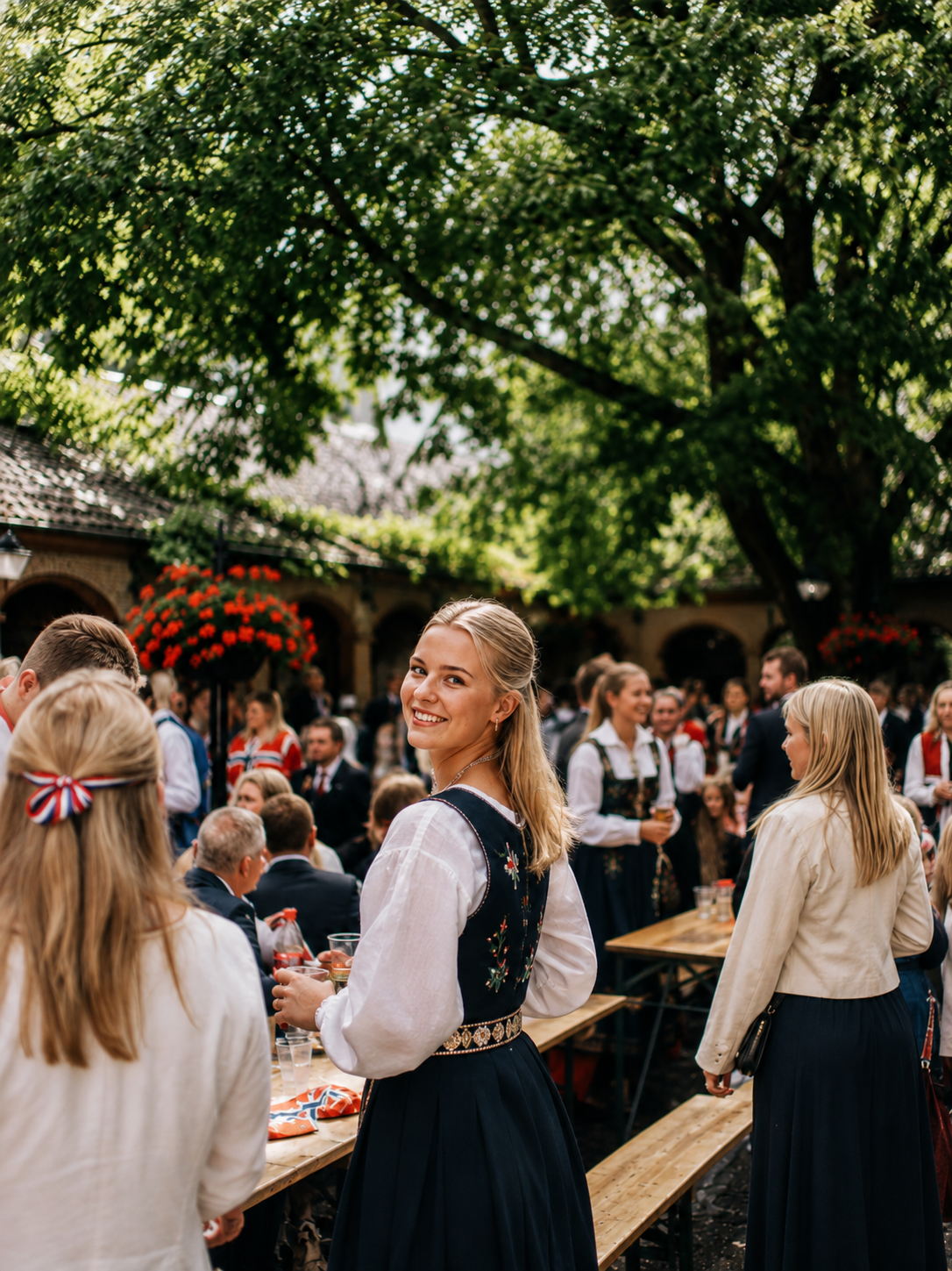 Bilde av en jente i bunad som feirer 17. mai i bakgården - Kirkeristen Oslo