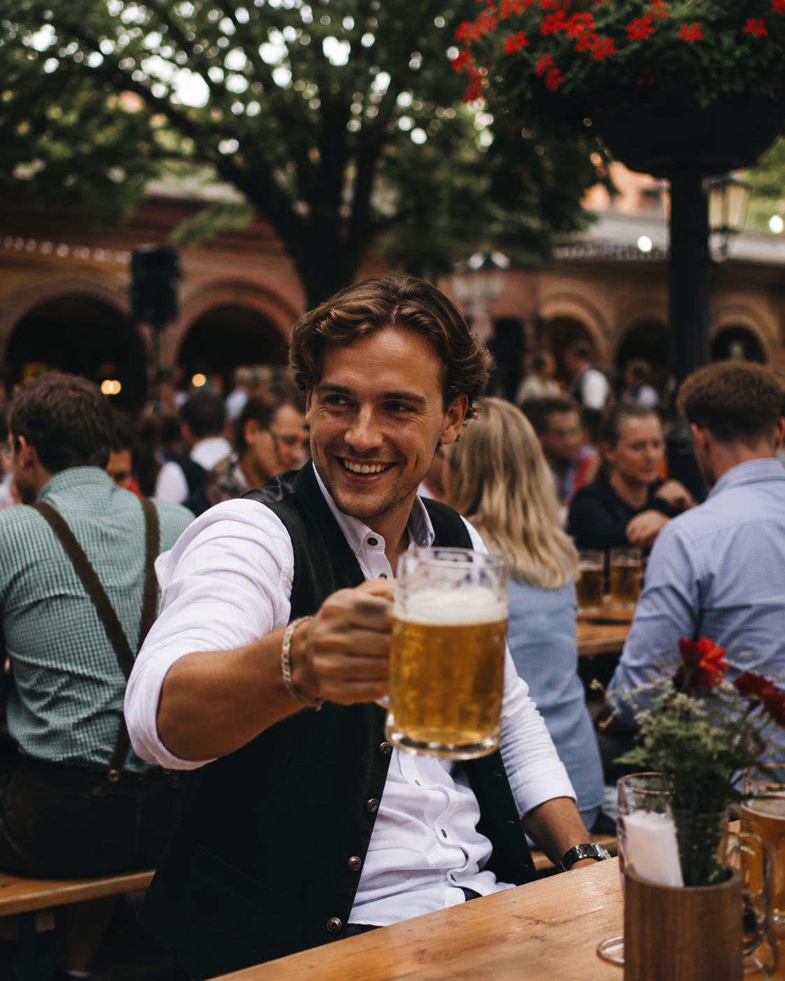 Bilde av en som holder et glass øl - oktoberfest i Oslo - hos Kirkeristen i bakgården bak Oslo Domkirke