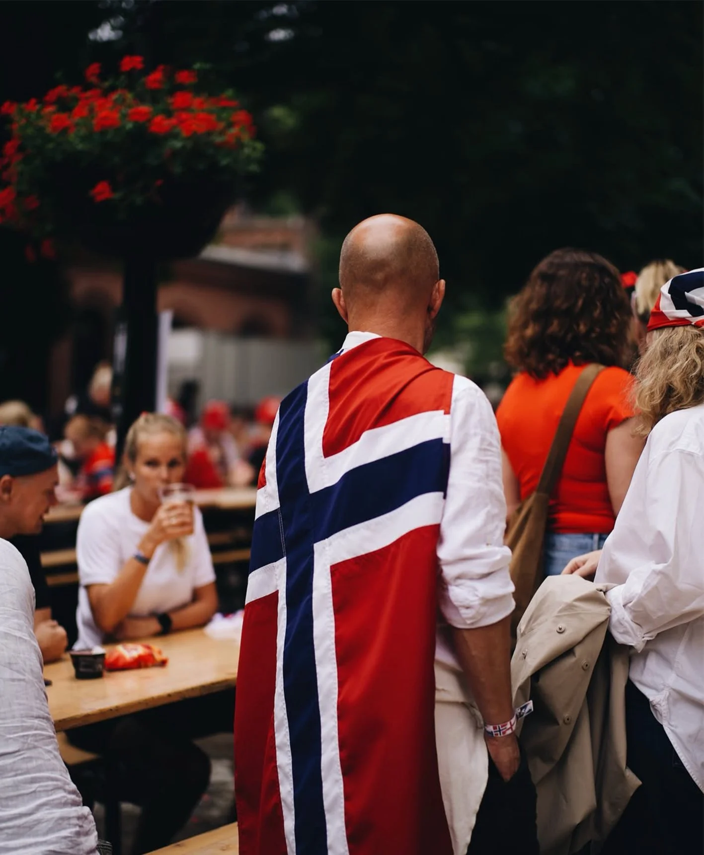 Norge- fotballarrangement - en mann som har det norske flagget på ryggen - Kirkeristen Oslo