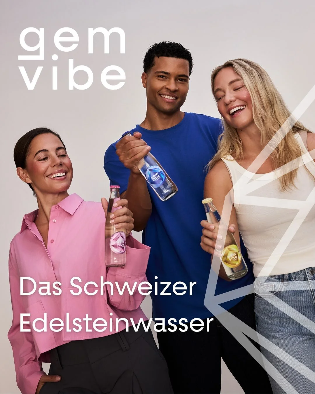 GemVibe - Das erste Edelsteinwasser der Schweiz. Tauche ein in die verschiedenen Geschmacks- und Themenwelten VOICE, LOVE und POWER.
Es ist mehr als eine Flasche, es ist eine Einladung einen Moment bewusst zu erleben und daraus zu sch&ouml;pfen.
Feel