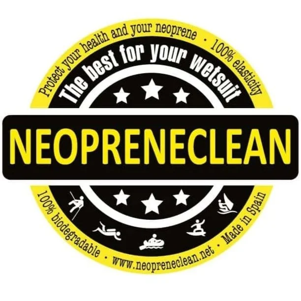Zentrales Logo mit dem Text 'NEOPRENECLEAN' in großer gelber Schrift auf schwarzem Hintergrund, umgeben von einem gelben Kreis mit schwarzen Texten, der auf die Vorteile des Produkts für die Gesundheit, Wasserski, Schwimmen und Nachhaltigkeit hinweist, inklusive einer Website-Adresse am unteren Rand.